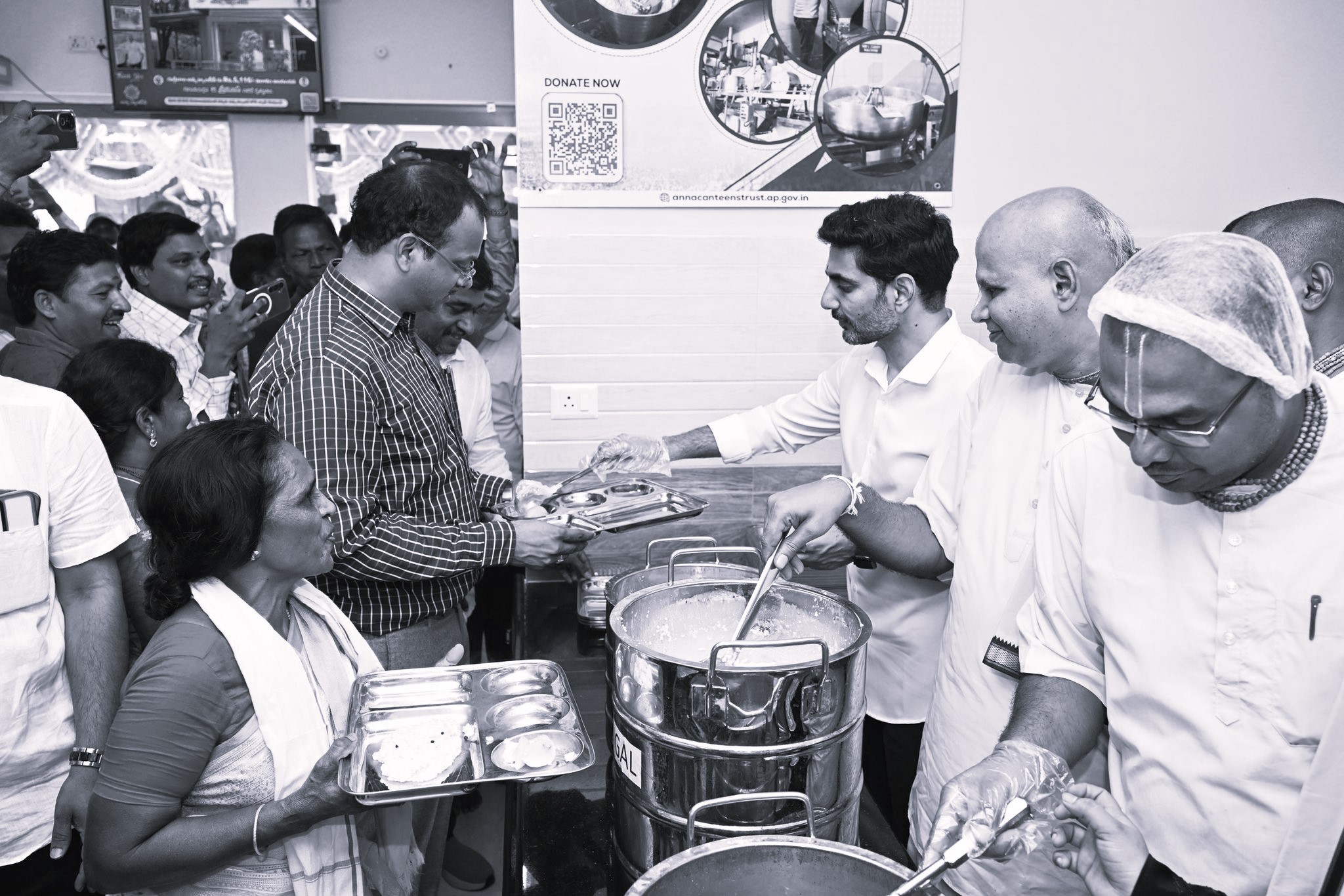 దుగ్గిరాలలో అన్న క్యాంటీన్ ప్రారంభించిన మంత్రి లోకేష్