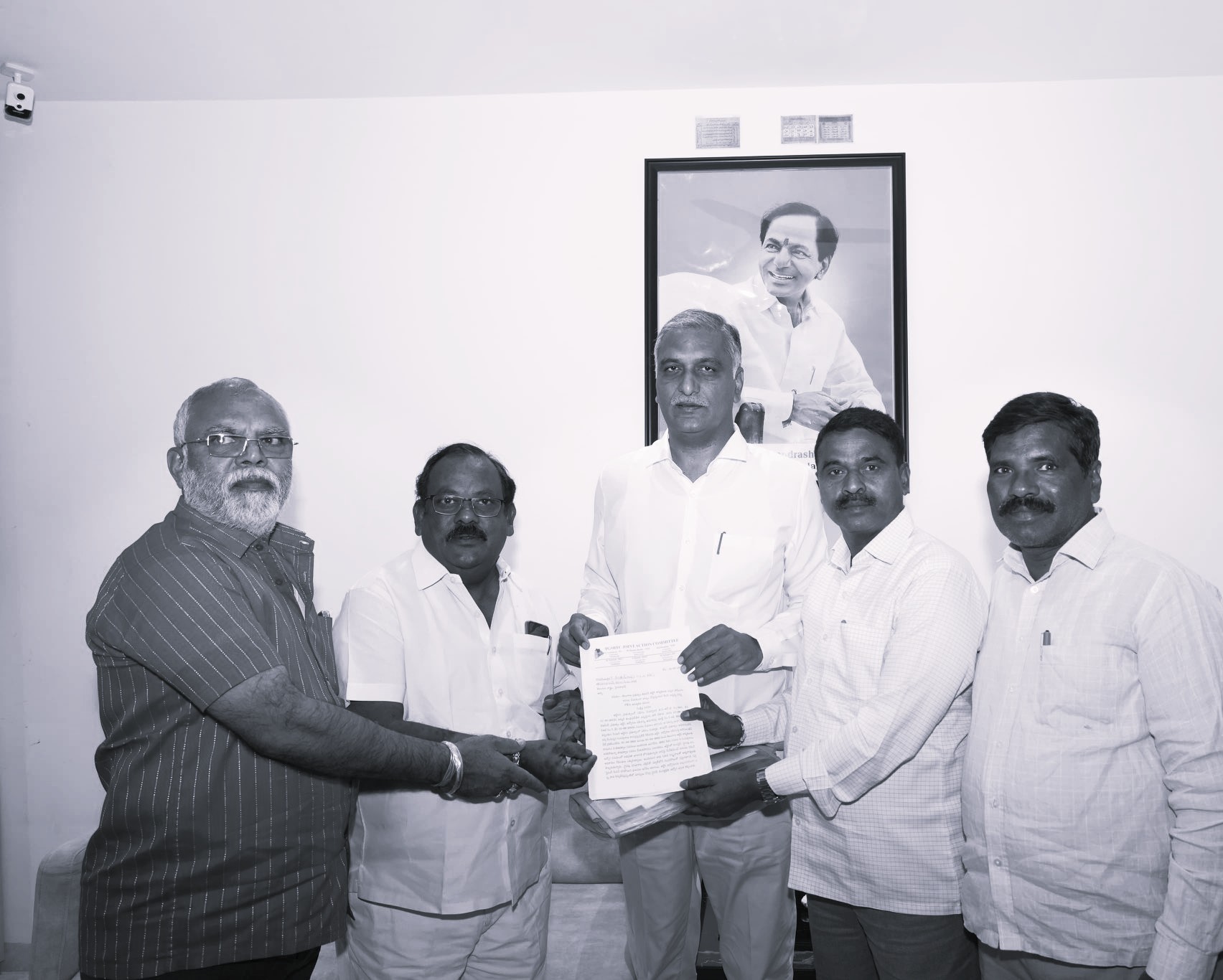 ఆర్టీసీ కార్మికుల సమస్యలపై అసెంబ్లీలో పోరాడుతాం: మాజీ మంత్రి హరీష్ రావు