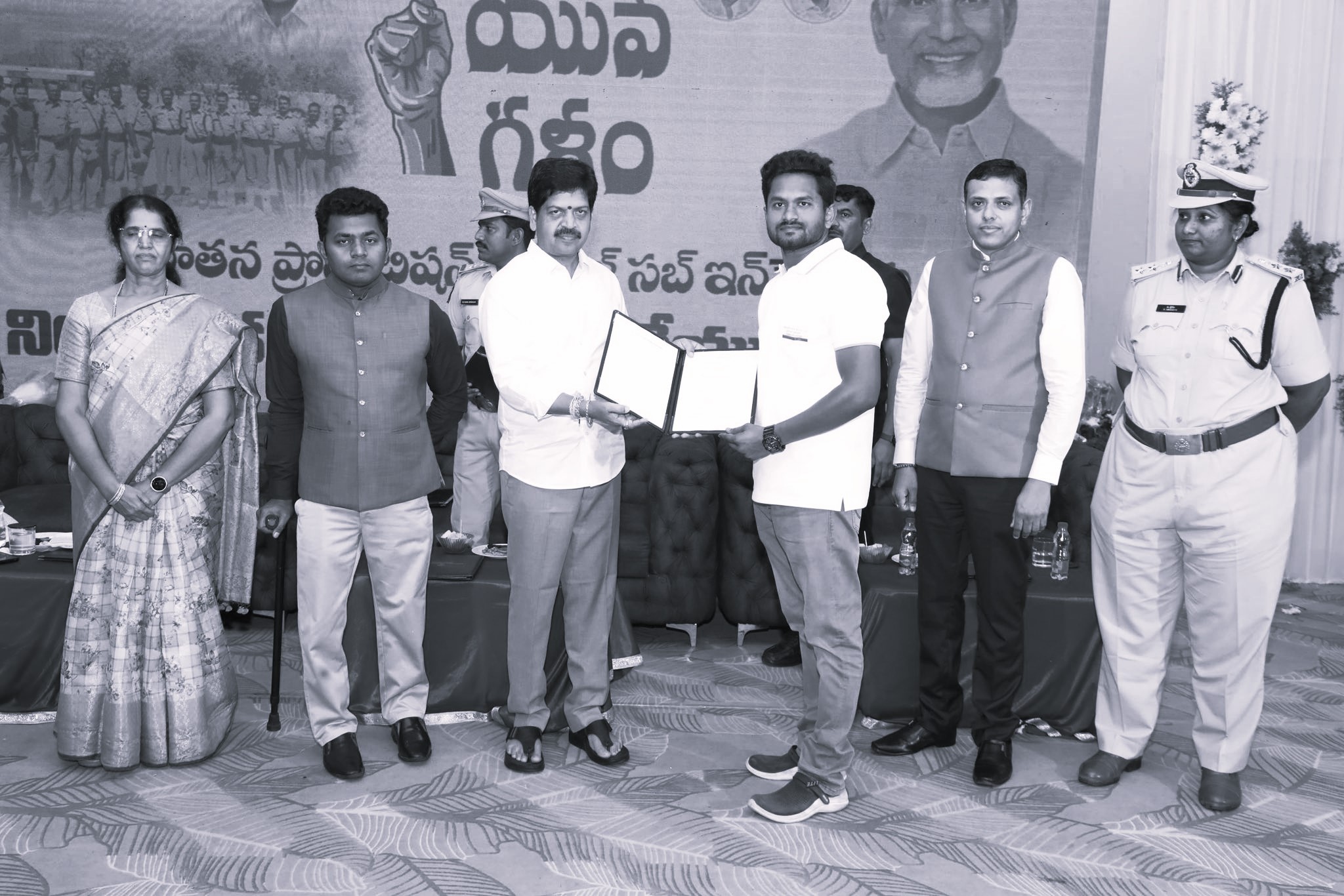 విధుల్లో చేరుతున్న ఎక్సైజ్ ఎస్ఐలు అంకితభావంతో పని చేయాలి: కొల్లు రవీంద్ర