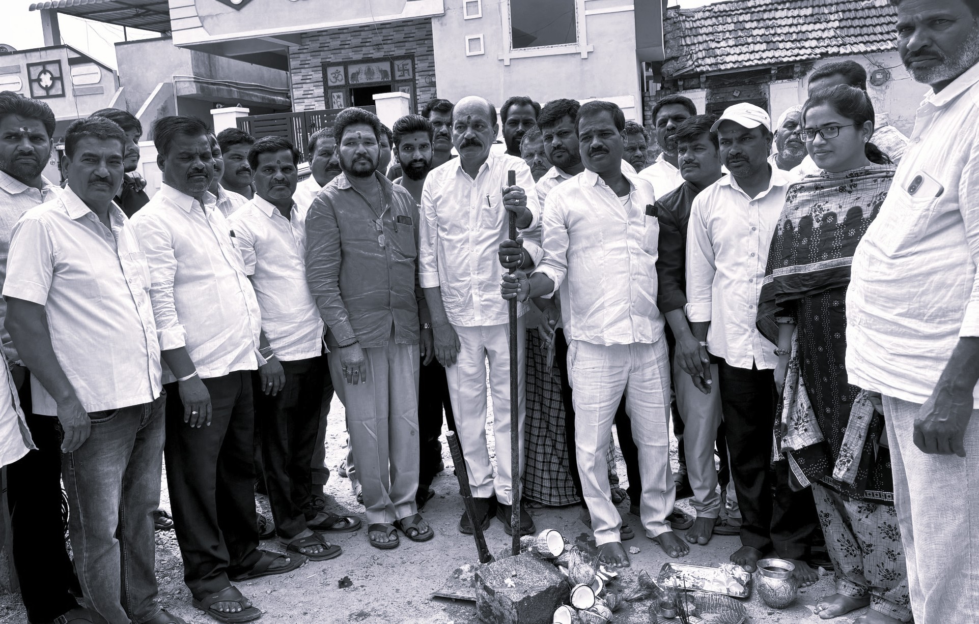 రూ. 29 లక్షలతో సీసీ రోడ్ల నిర్మాణానికి ఎమ్మెల్యే చింత ప్రభాకర్ శంకుస్థాపన
