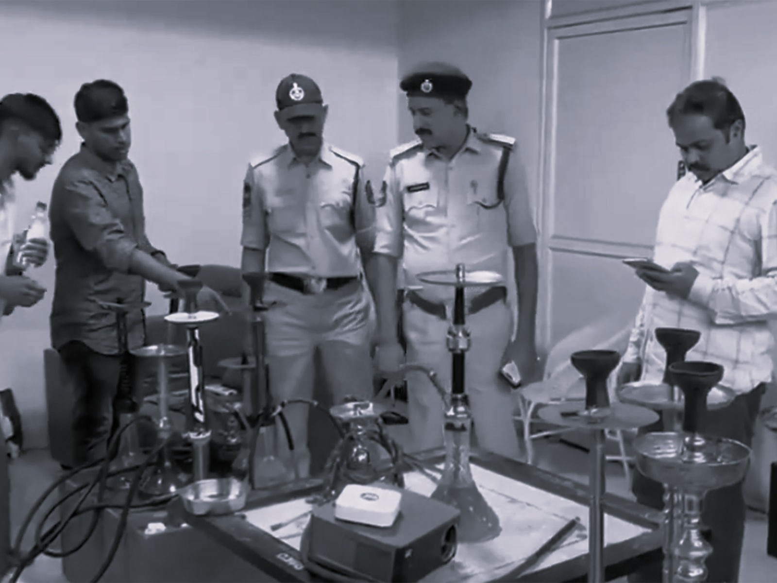 కేఫ్ పేరుతో హుక్కా సెంటర్: రంగారెడ్డి జిల్లాలో పోలీసుల దాడి