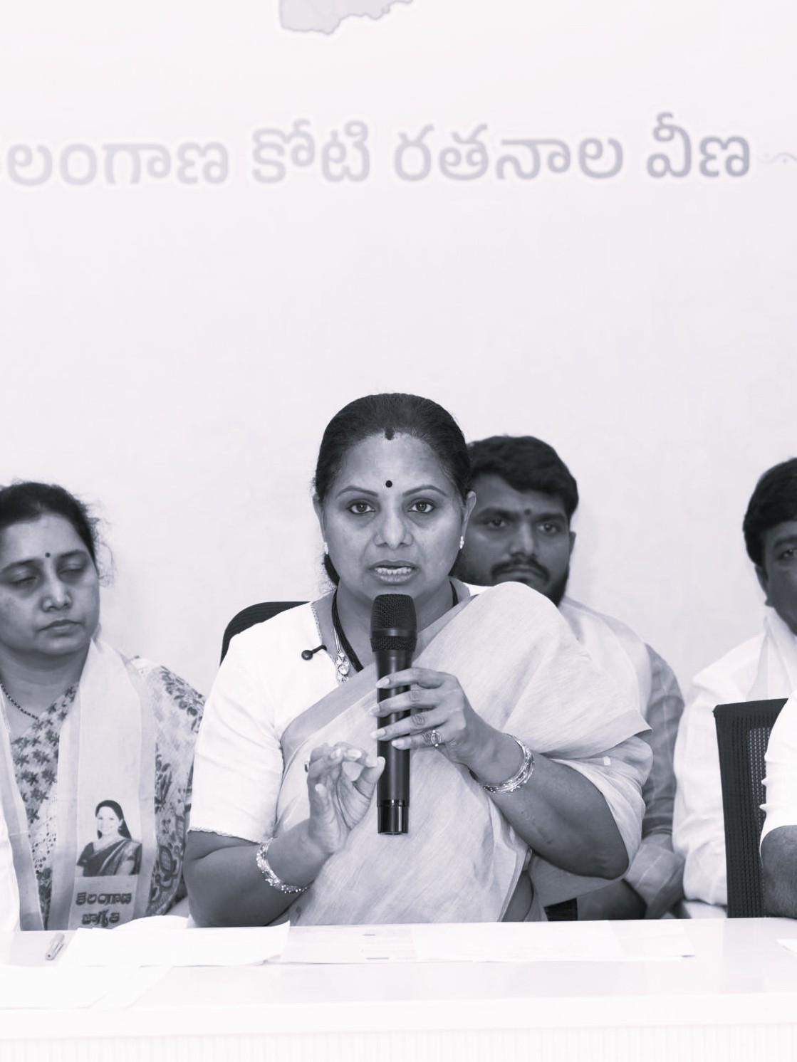 ఇది 'ఫేక్, రివిజన్' బడ్జెట్.. ప్రతి కుటుంబంపై రూ. 9 లక్షల అప్పు: కవిత