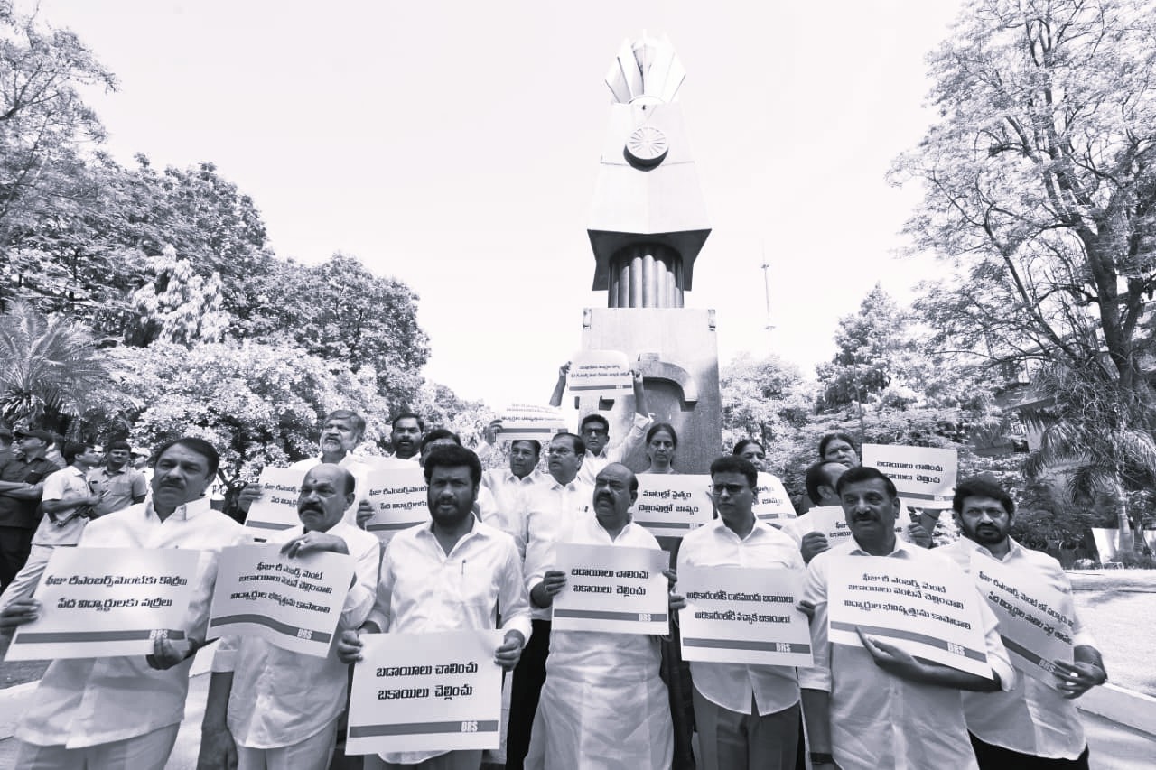 Protest Erupts as BRS Demands Release of Fee Reimbursement Funds