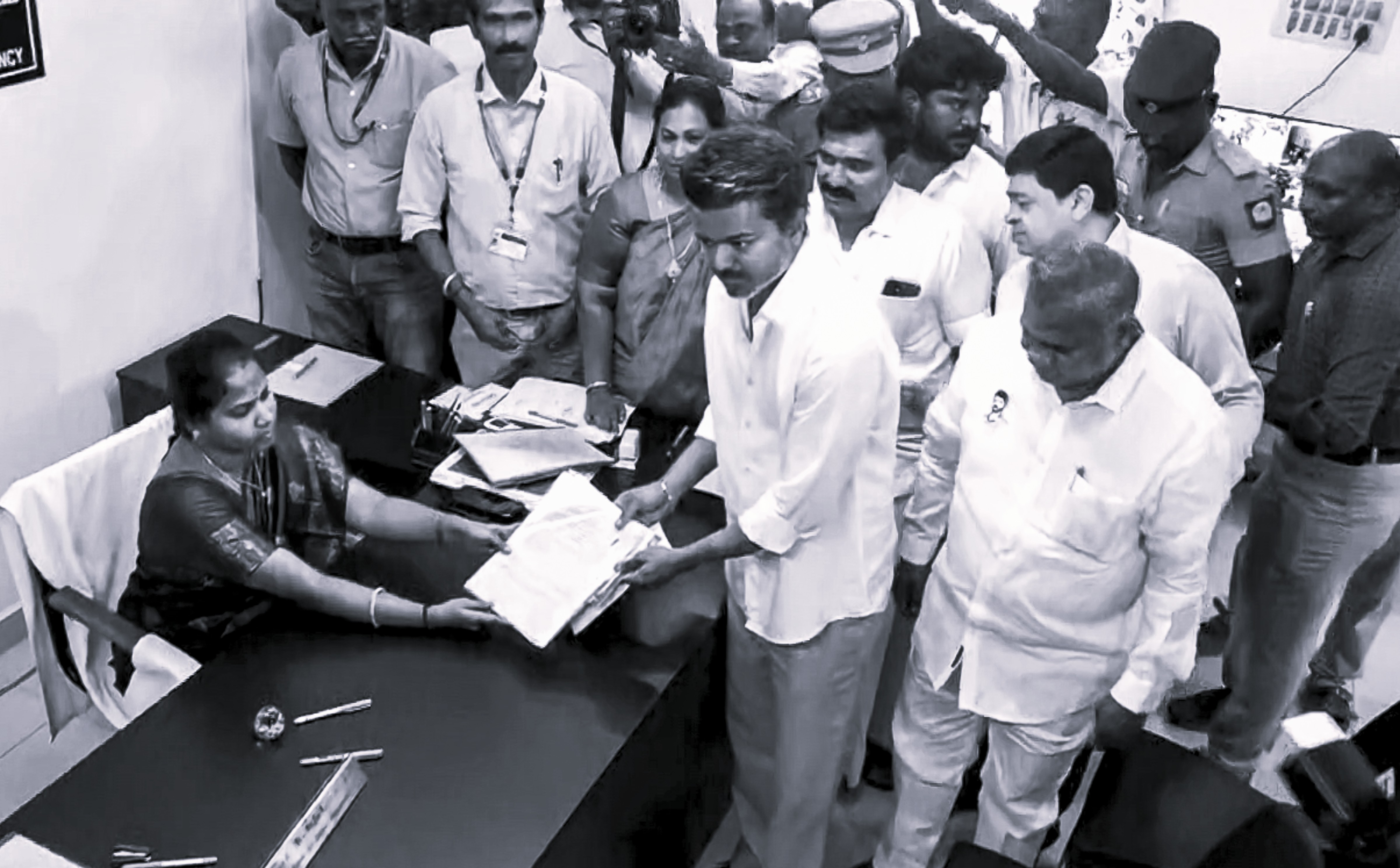 కొలత్తూరు నుంచి స్టాలిన్.. పెరంబూర్ నుంచి విజయ్ నామినేషన్ దాఖలు