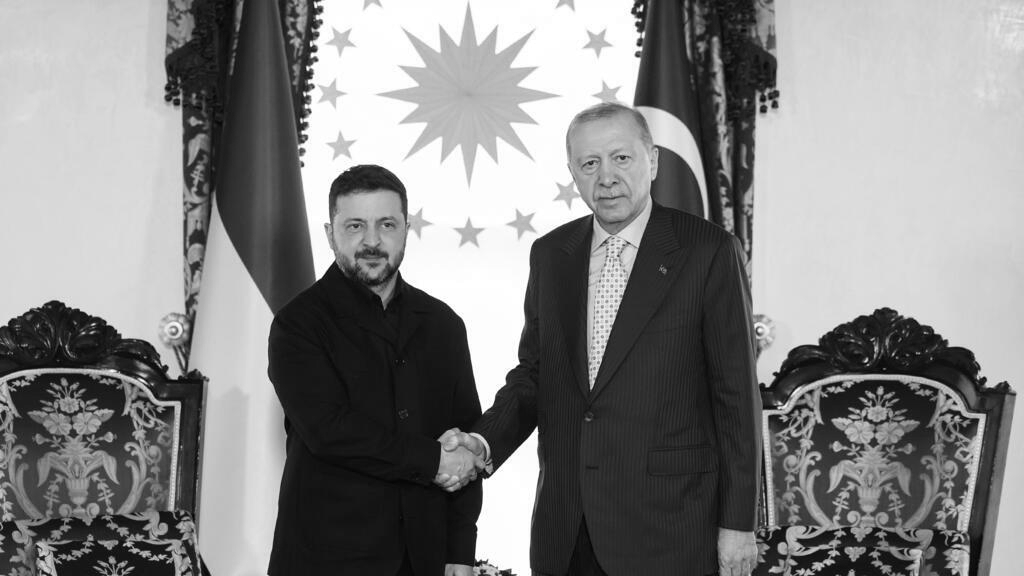 Russia, Ukraine exchange deadly drone strikes as Zelenskyy holds security talks with Erdogan in Istanbul