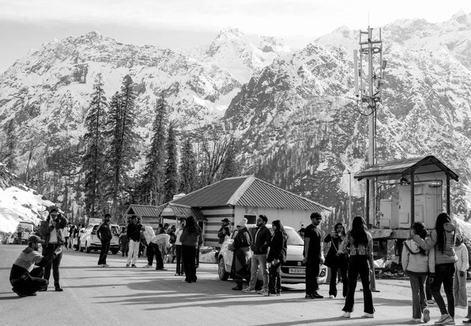 Himachal Witnesses Snowfall with Orange Alert for Storms