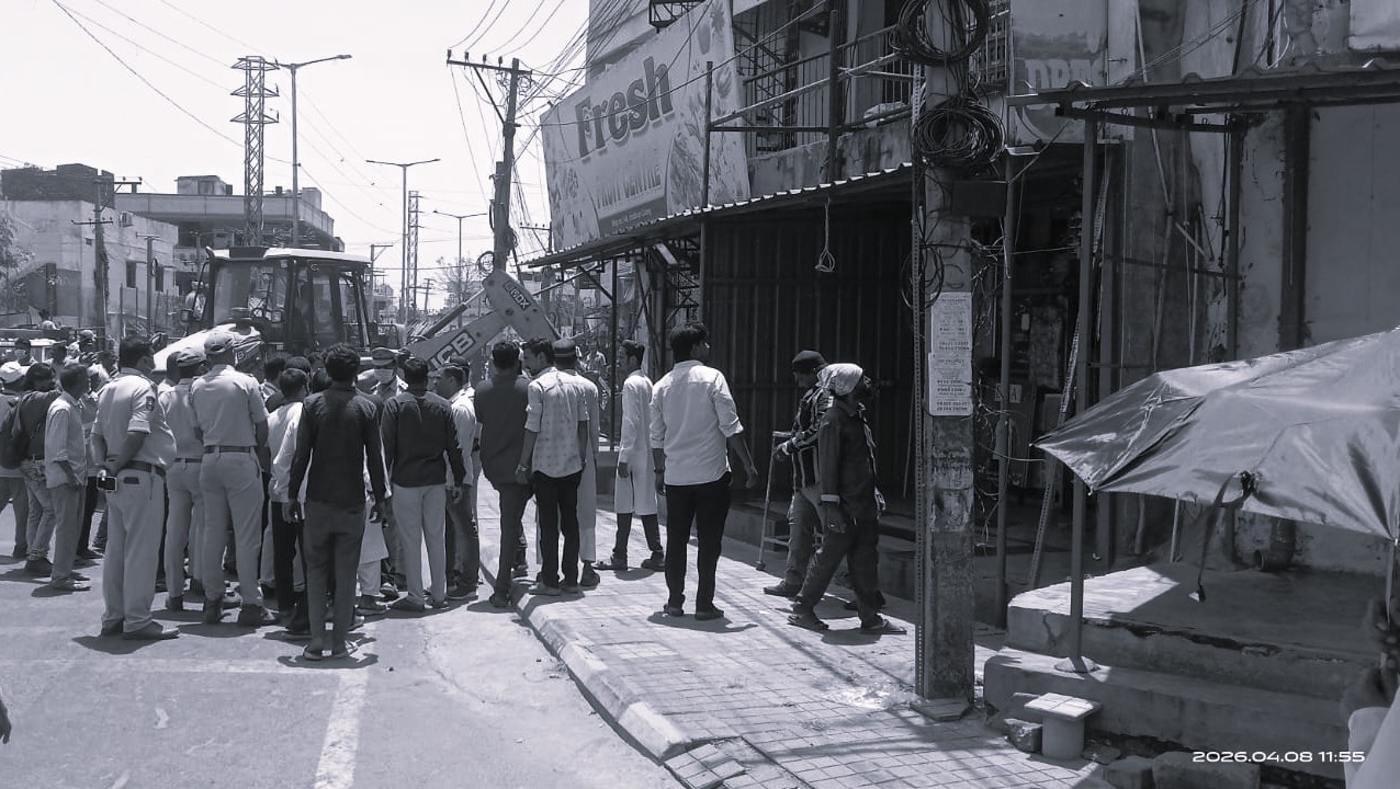 మల్కాజిగిరిలో ఫుట్పాత్ ఆక్రమణల తొలగింపు: అధికారుల చర్యతో ఉద్రిక్తత