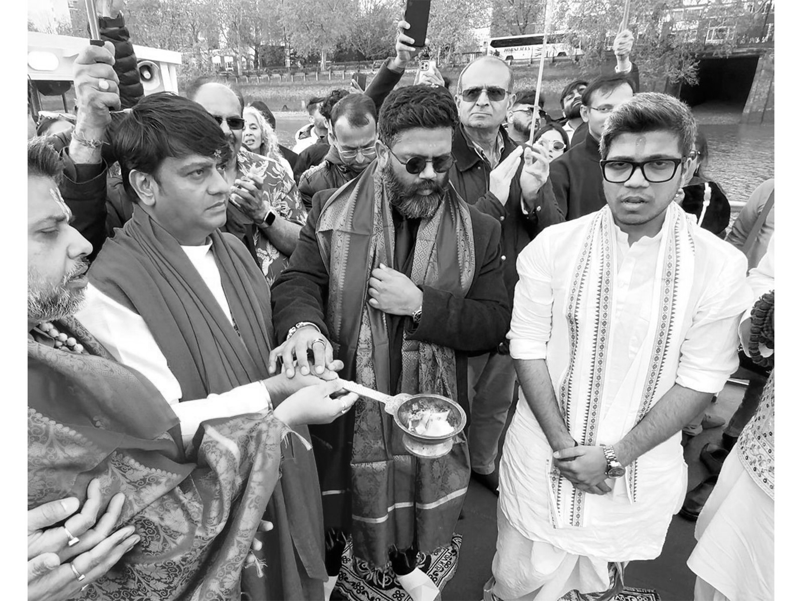 Historic Ganga Aarti on River Thames in London Draws Over 250 Devotees