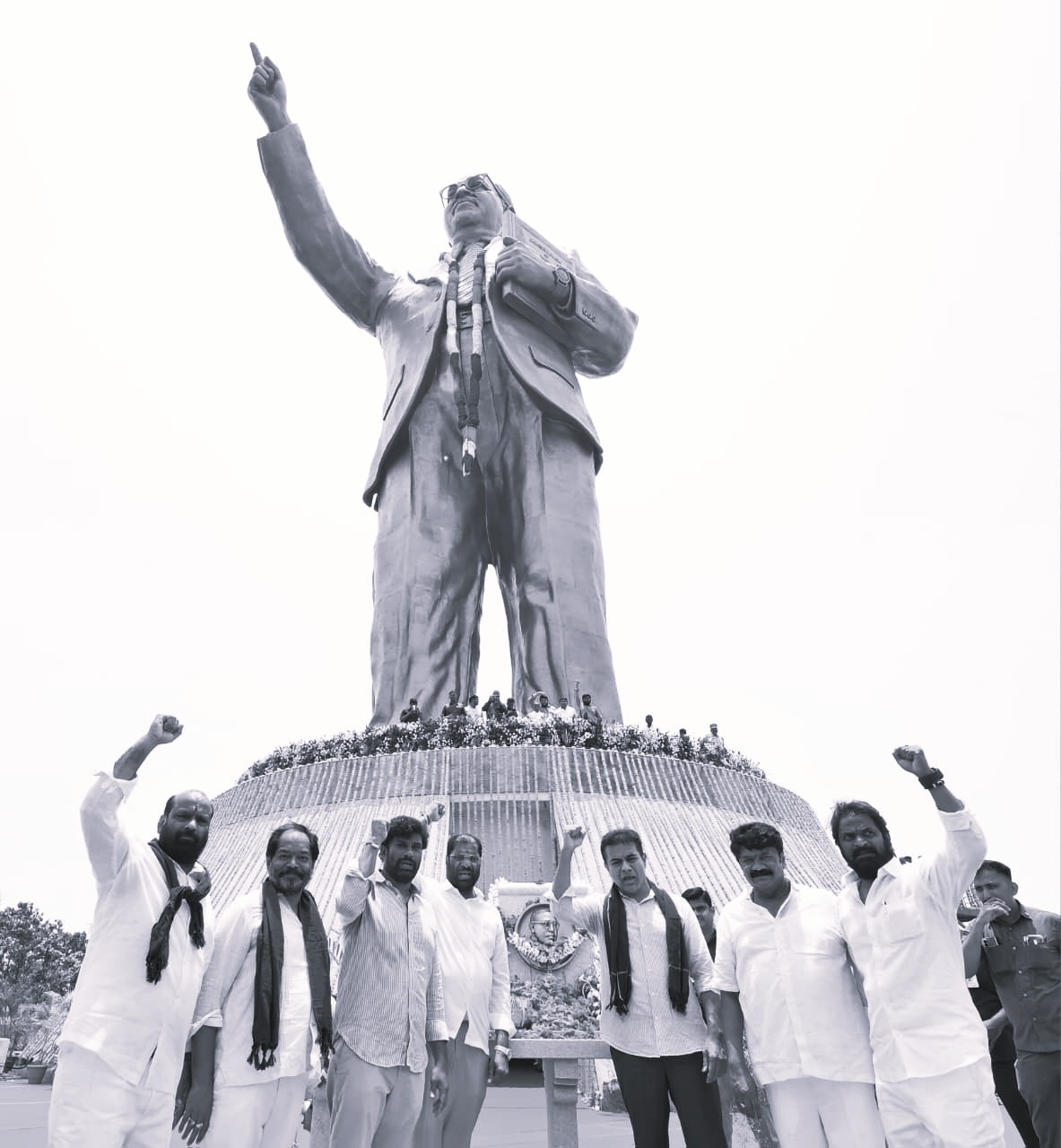 అంబేద్కర్ విగ్రహాన్ని రెండున్నరేళ్లుగా బందీ చేశారు: కాంగ్రెస్పై కేటీఆర్ విమర్శలు