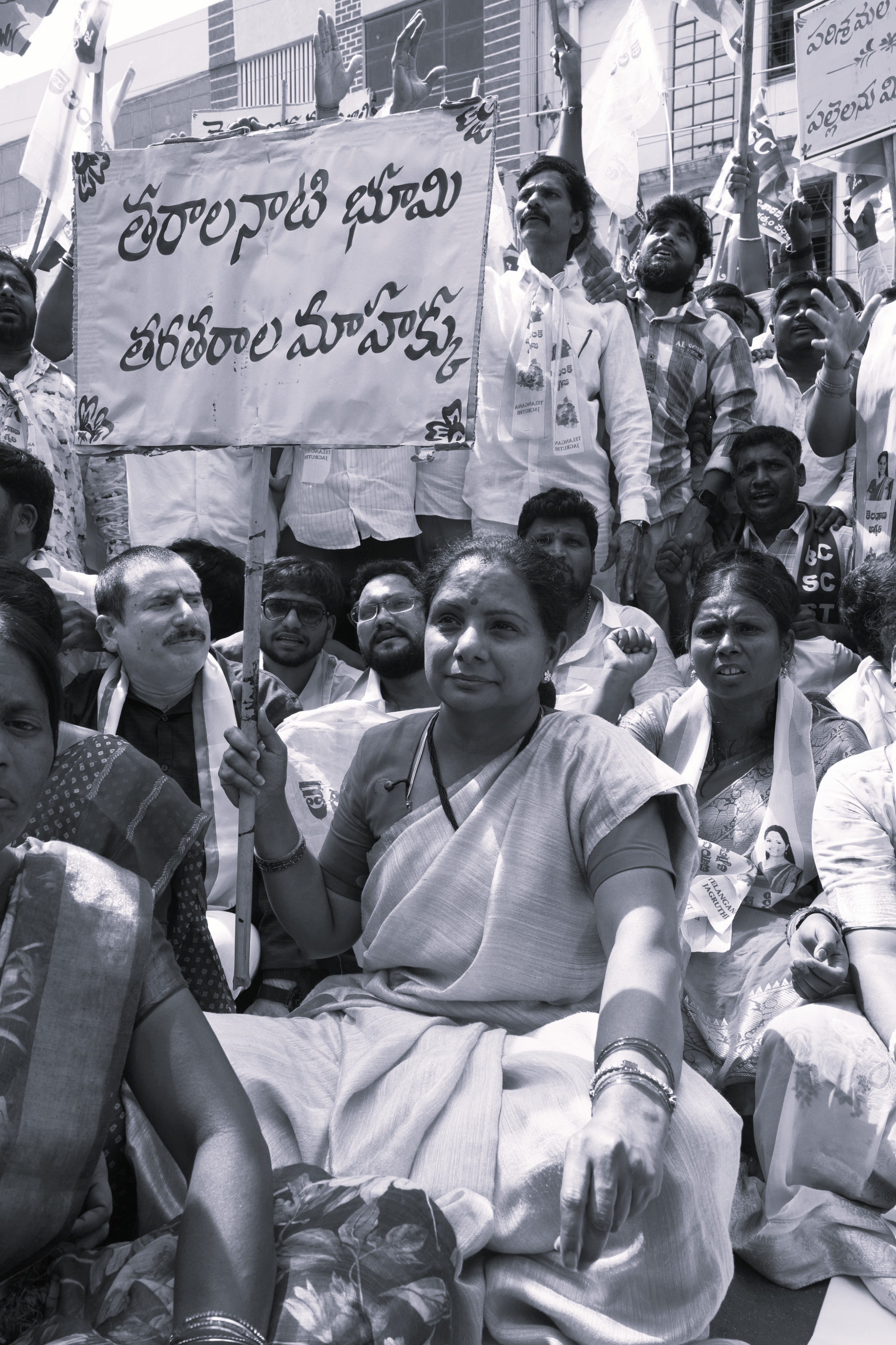 పరిగిలో బలవంతపు భూసేకరణ ఆపాలి: కవిత