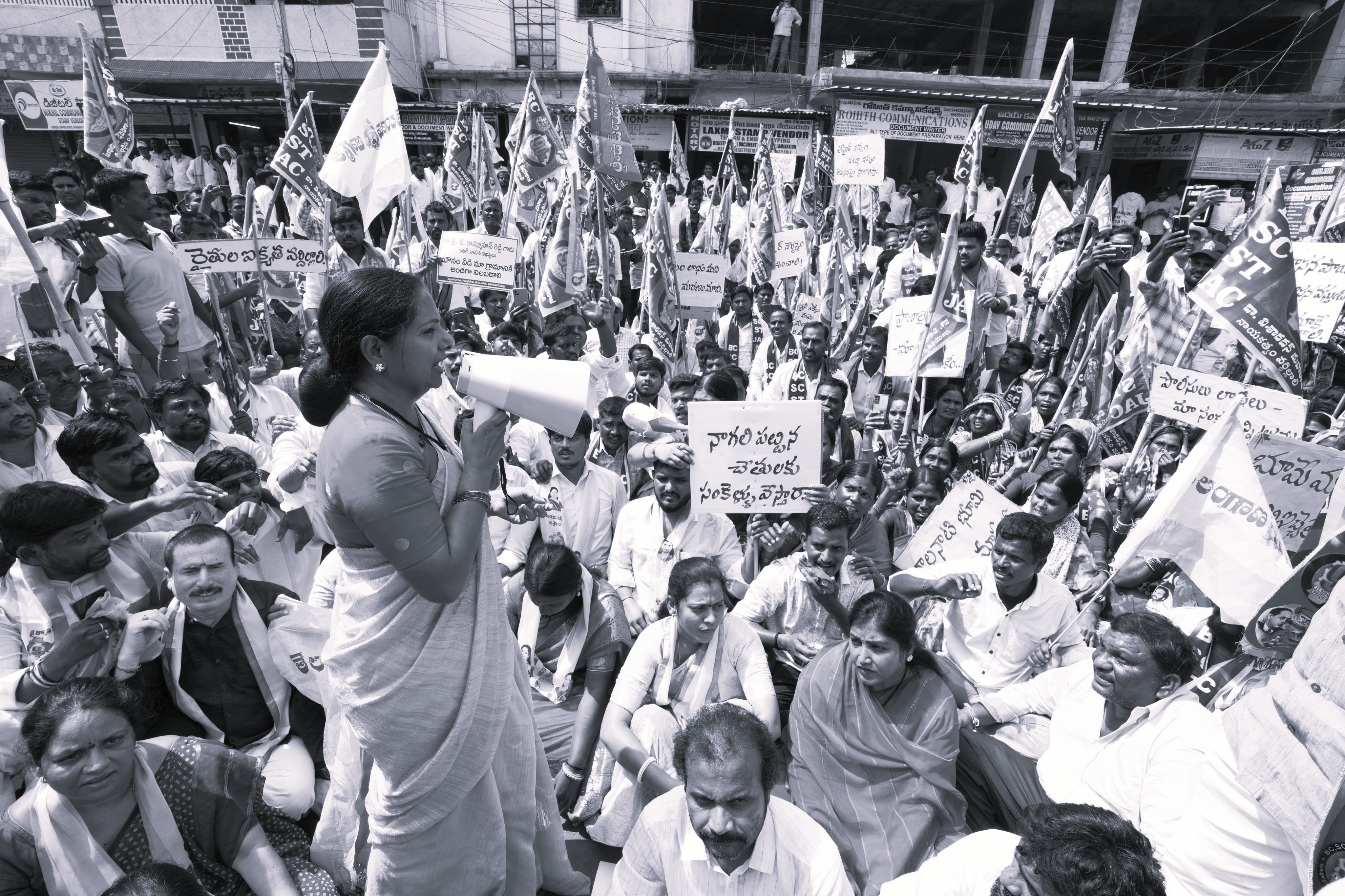 పరిగిలో బలవంతపు భూసేకరణ ఆపాలి: కవిత