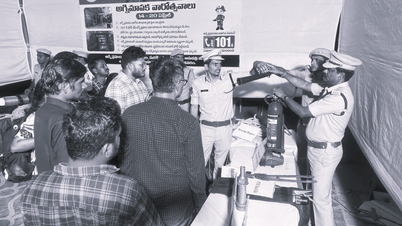 నెక్లెస్ రోడ్లో ‘ఫైర్ సేఫ్టీ’ స్టాల్ ఏర్పాటు