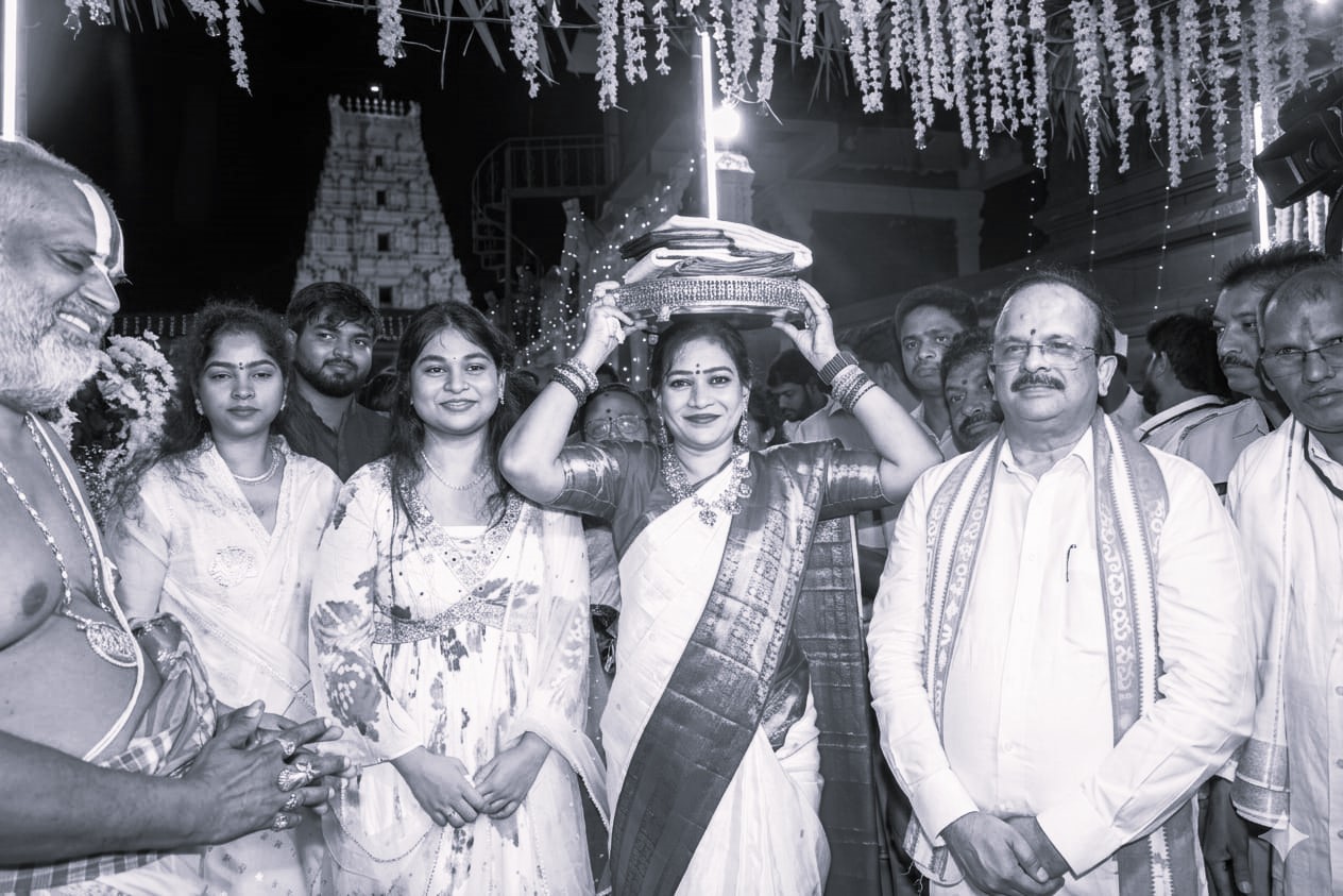 సింహాచలంలో కన్నులపండువగా చందనోత్సవం.. స్వామివారికి పట్టువస్త్రాలు సమర్పించిన మంత్రి అనిత