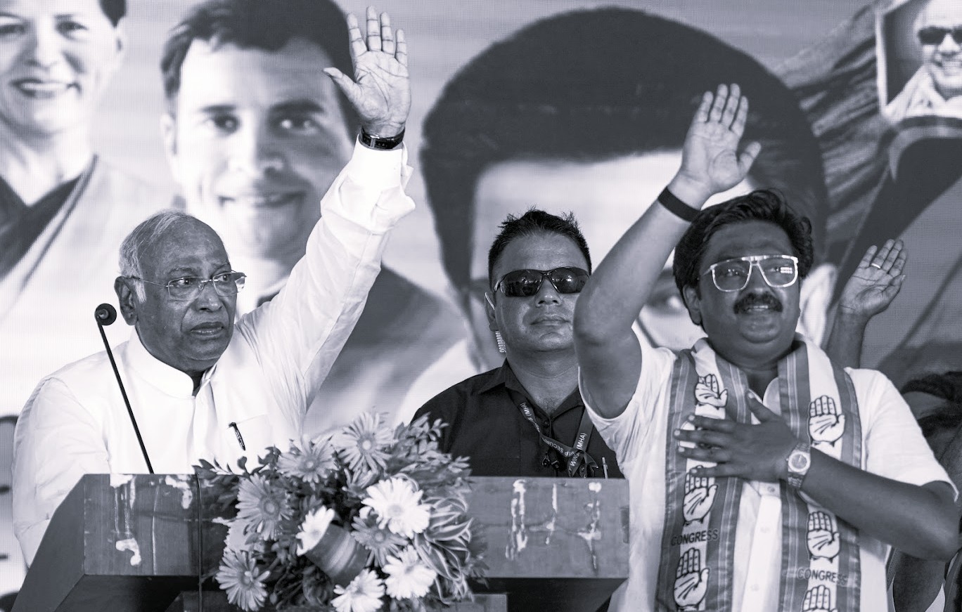 మోడీ ప్రజలను టెర్రరైజ్‌ చేస్తున్నారు: ఖర్గే