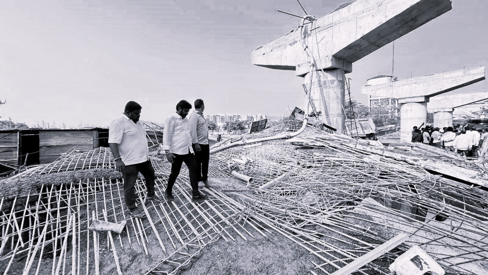 గాజువాకలో రైల్వే బ్రిడ్జి కుప్పకూలి.. ఏడుగురికి గాయాలు