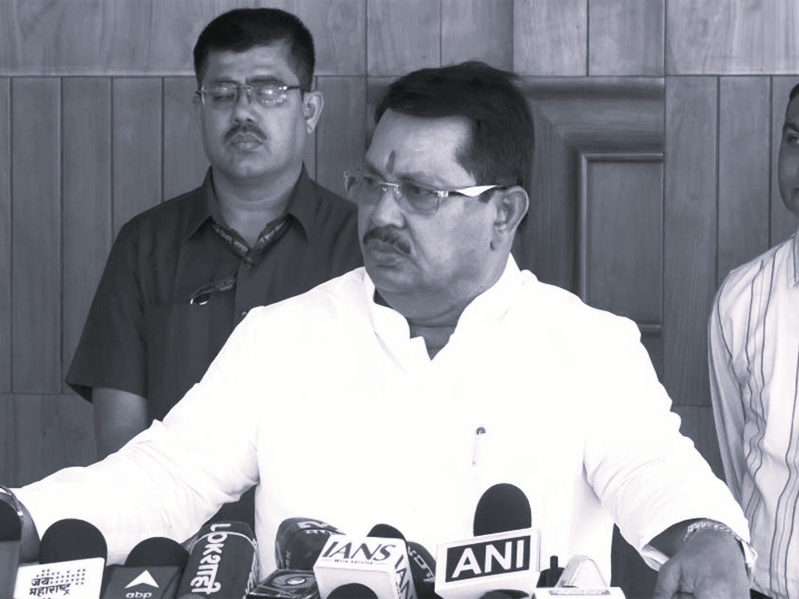 వైట్హౌస్ ఘటనపై కాంగ్రెస్ ఎమ్మెల్యే సంచలన వ్యాఖ్యలు