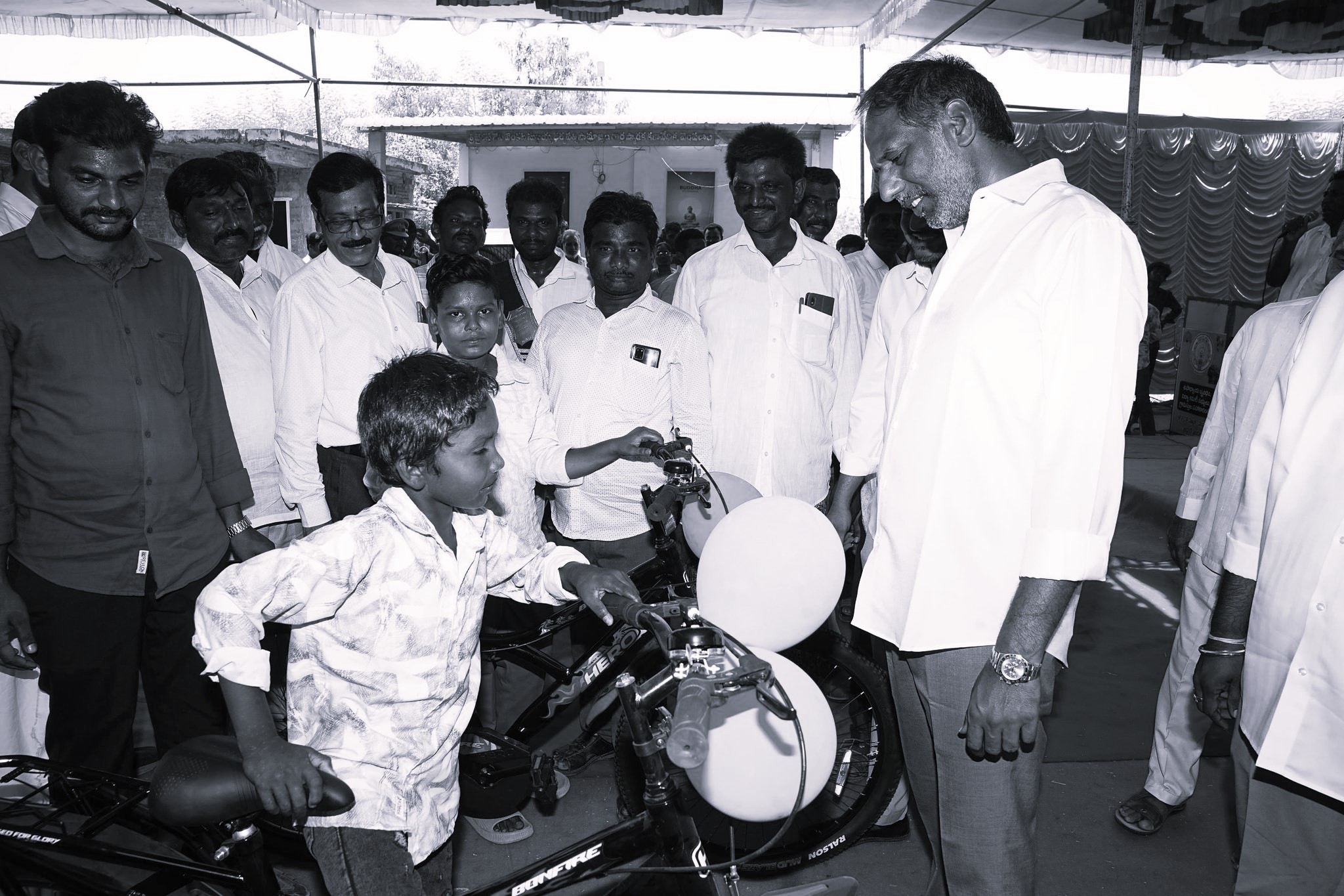 అద్దంకి మండలంలో విద్యార్థులకు ఉచిత సైకిళ్ల పంపిణీ చేసిన మంత్రి గొట్టిపాటి రవికుమార్