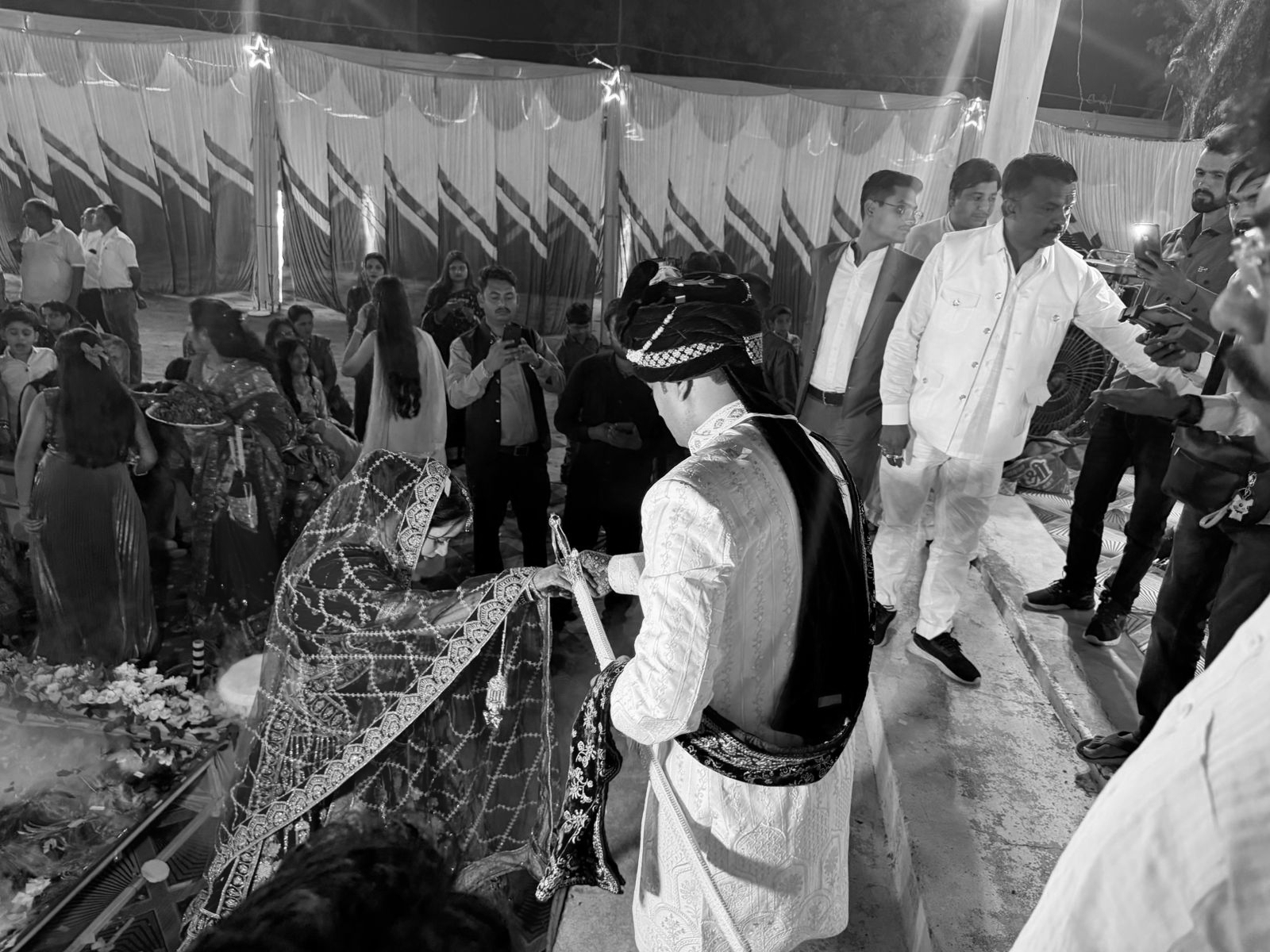 Love Behind Bars: Satna Jail Officer Marries Released Murder Convict, Bajrang Dal Performs Rituals