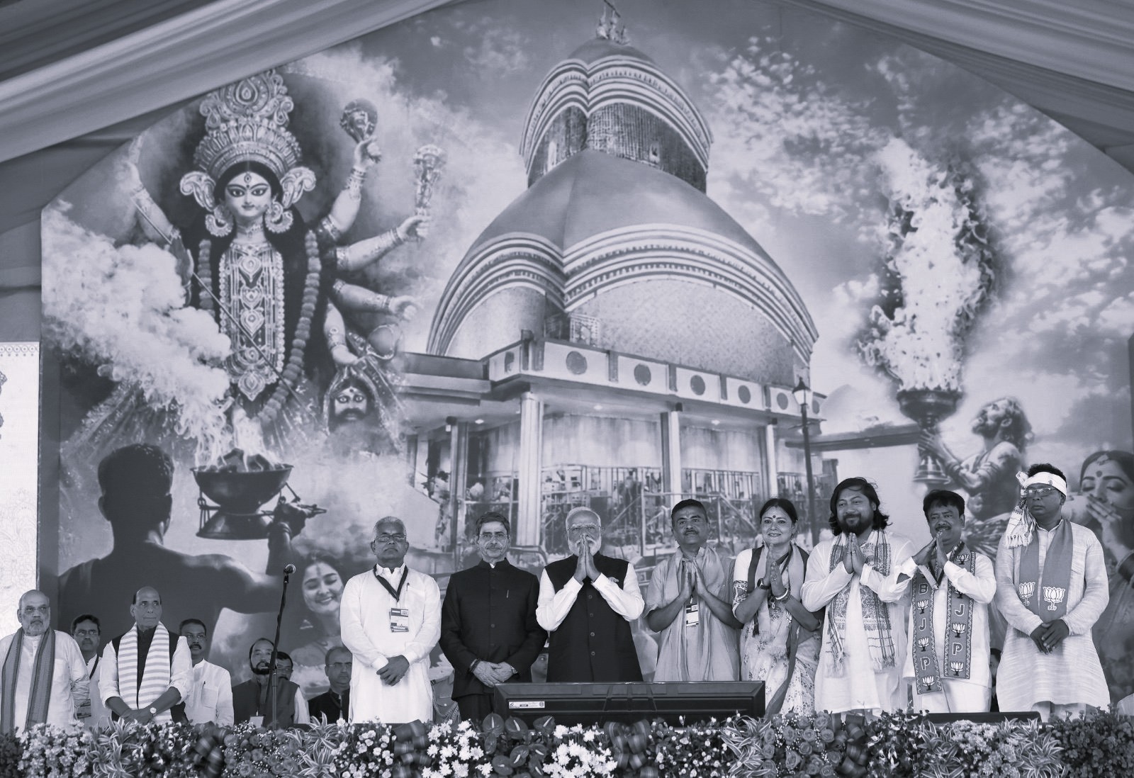 బెంగాల్ గడ్డపై బీజేపీ తొలి ముఖ్యమంత్రిగా సువేందు అధికారి ప్రమాణ స్వీకారం