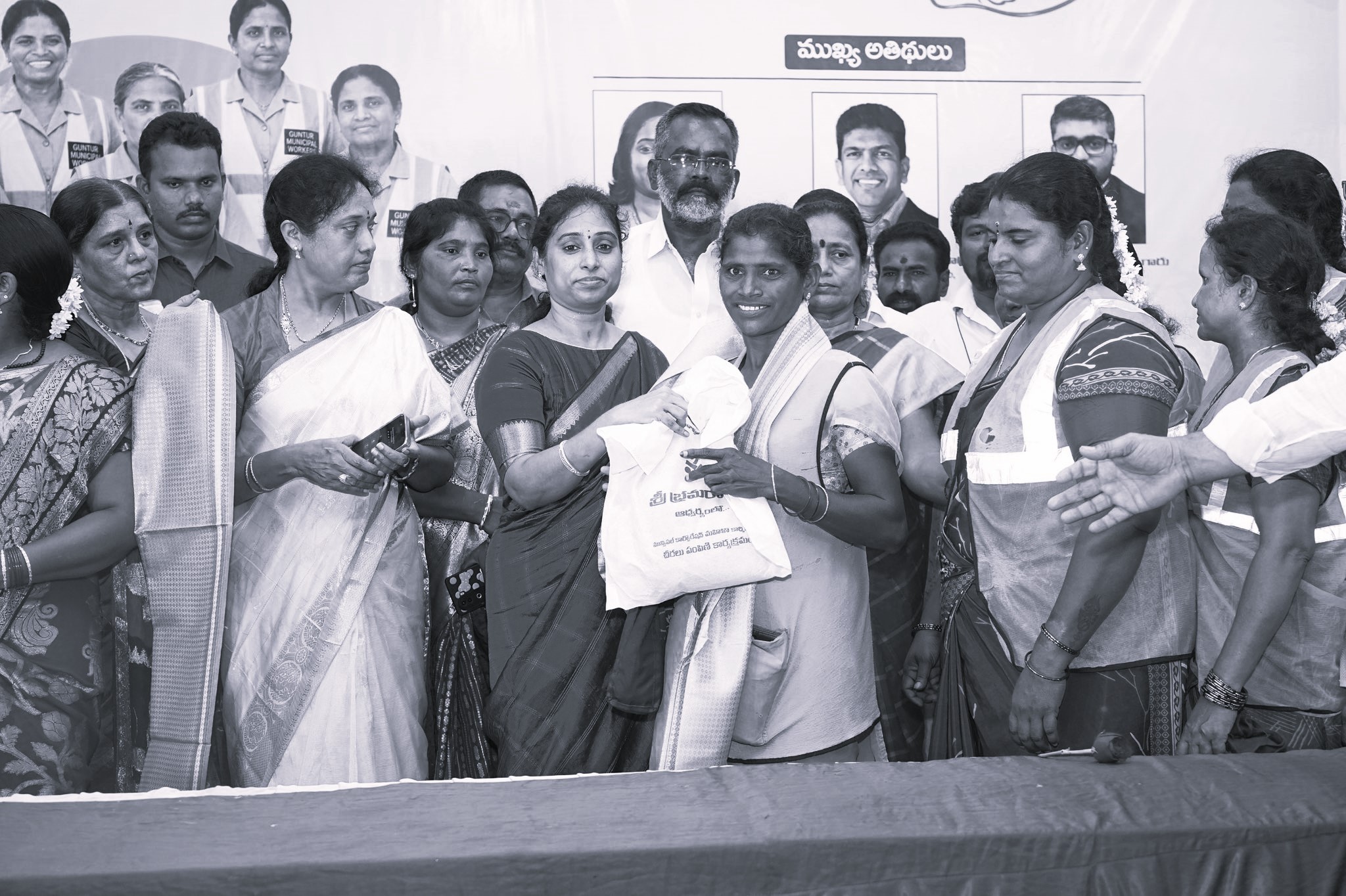 అమ్మ లేని ఇల్లు.. పారిశుధ్య కార్మికులు లేని వీధి ఒక్కటే:ఎమ్మెల్యే గల్లా మాధవి