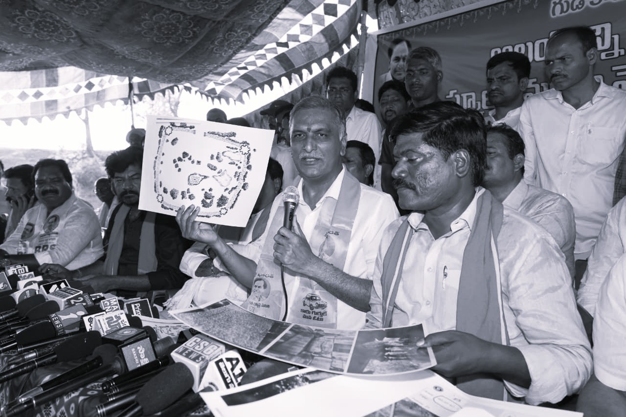 గుప్త నిధుల వేటలో కాకతీయుల గుడి ధ్వంసం: మాజీ మంత్రి హరీష్రావు