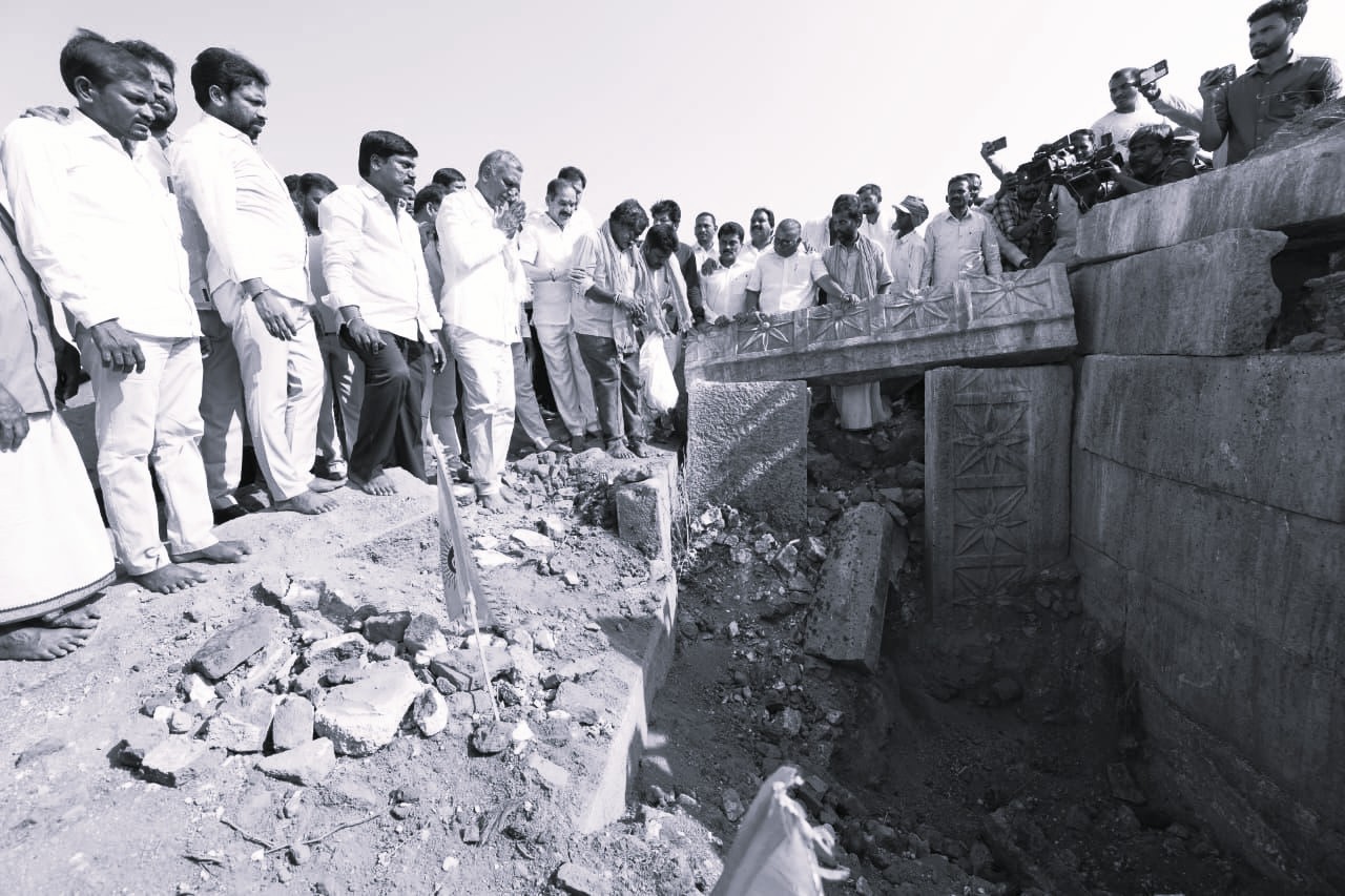గుప్త నిధుల వేటలో కాకతీయుల గుడి ధ్వంసం: మాజీ మంత్రి హరీష్రావు