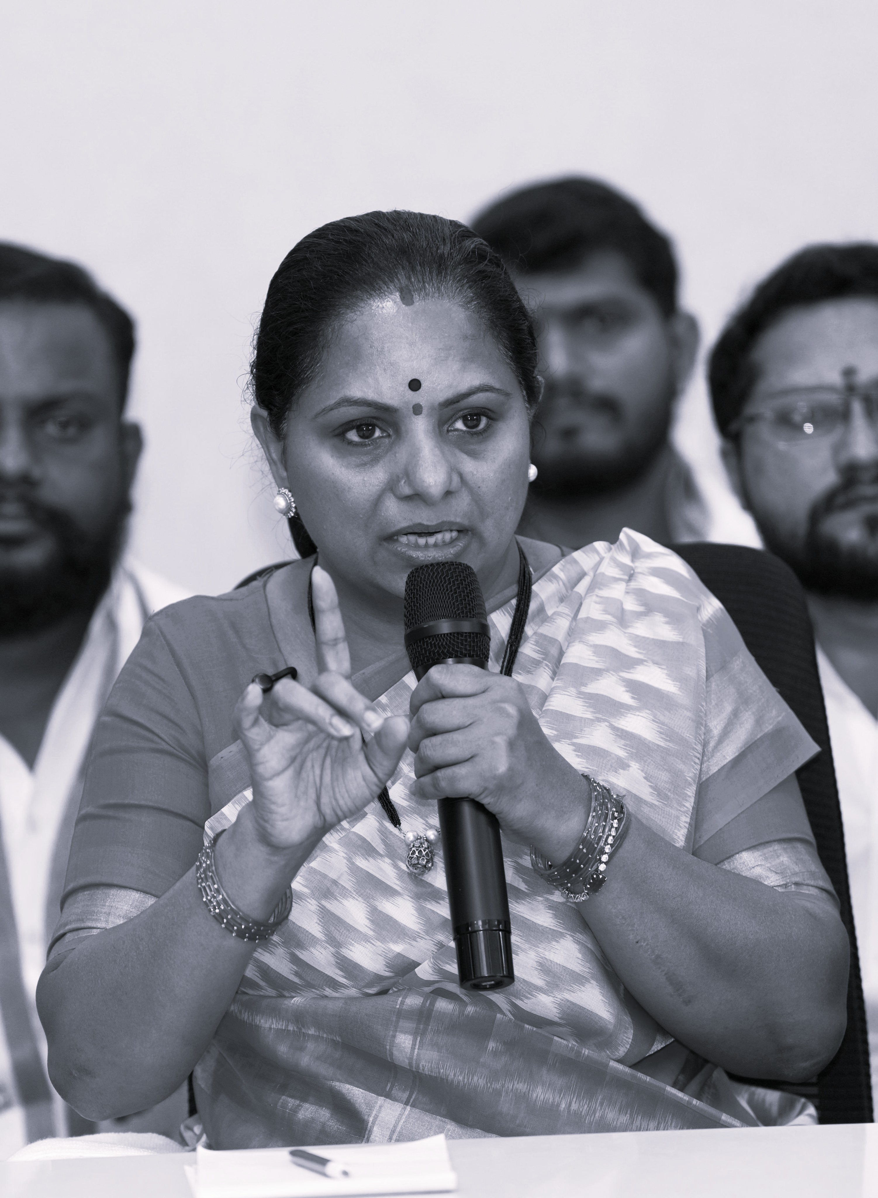 బండి భగీరథ్పై 'లుక్ అవుట్' నోటీసులు జారీ చేయాలి: కవిత
