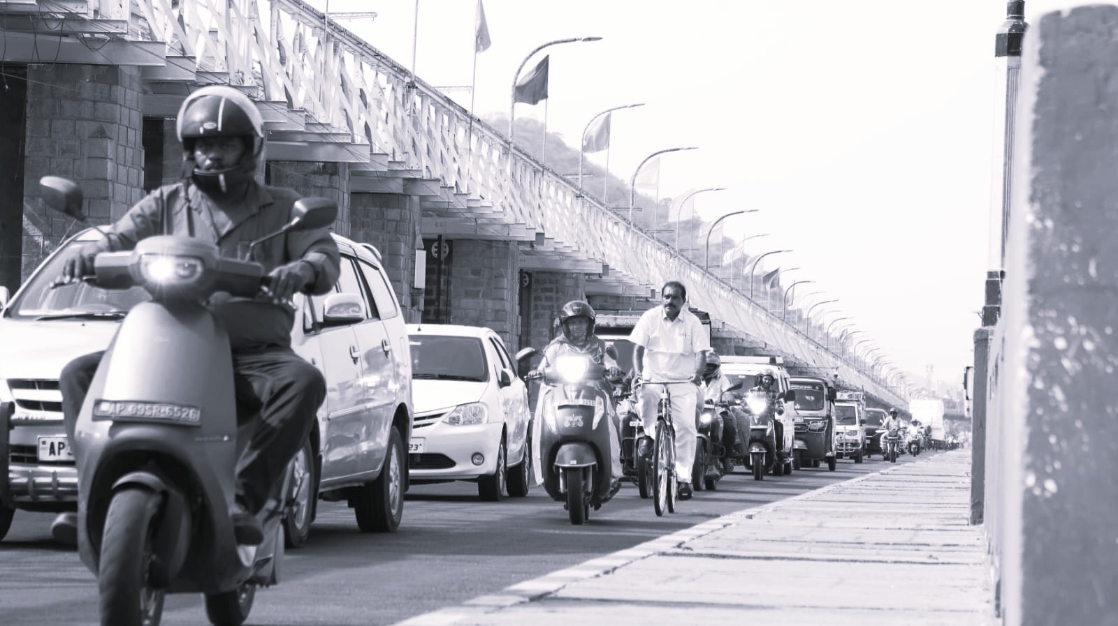 మండుటెండలో సైకిల్పై సీఎం క్యాంపు కార్యాలయానికి మంత్రి!