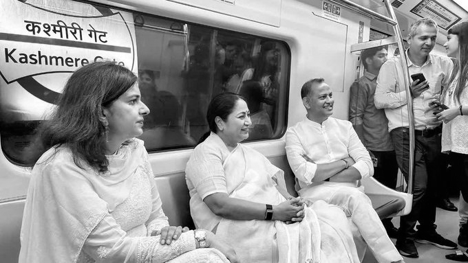 One-Day Eco-Warrior: Delhi CM Rekha Gupta Rides the Metro to Office for ‘Metro Monday’ After Modi’s Appeal
