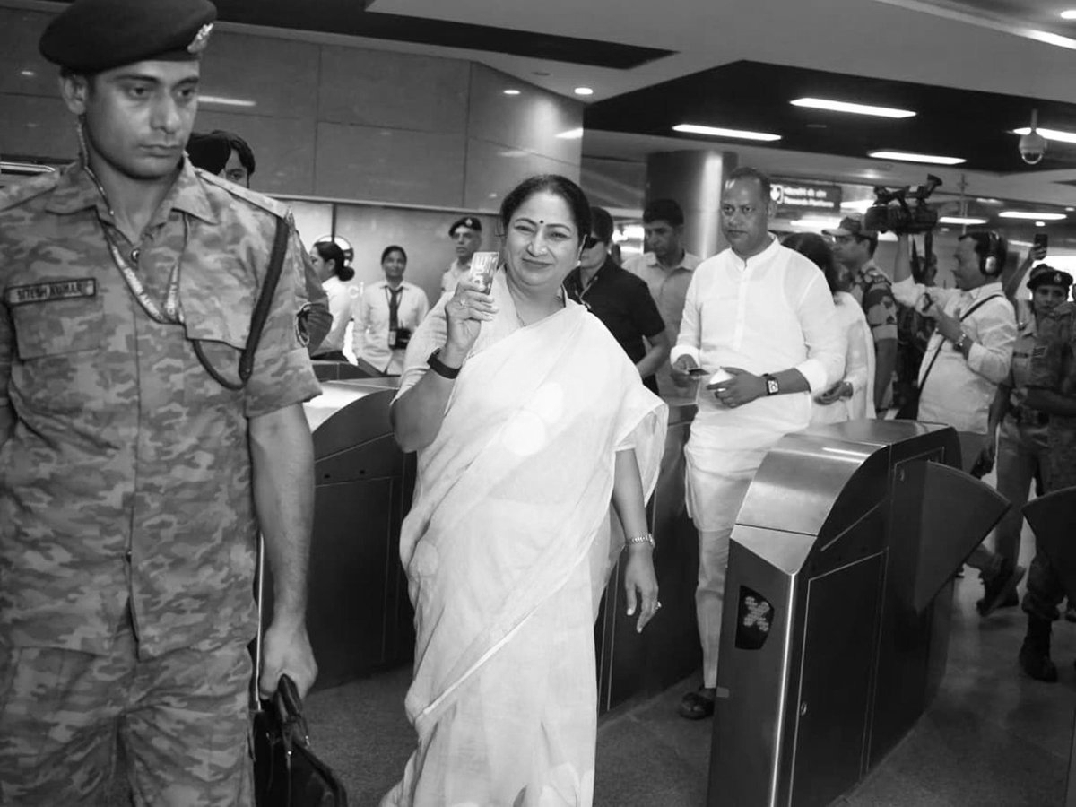 One-Day Eco-Warrior: Delhi CM Rekha Gupta Rides the Metro to Office for ‘Metro Monday’ After Modi’s Appeal