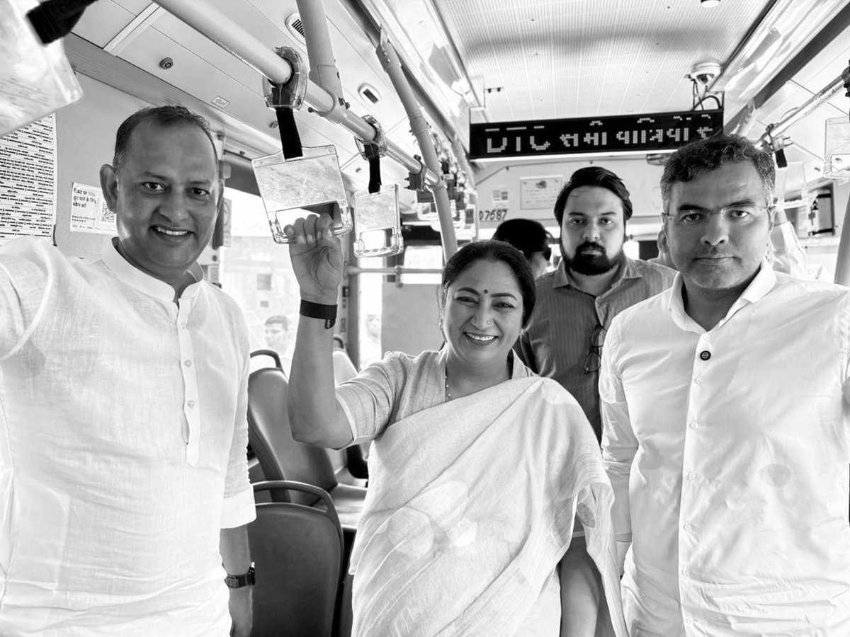 One-Day Eco-Warrior: Delhi CM Rekha Gupta Rides the Metro to Office for ‘Metro Monday’ After Modi’s Appeal