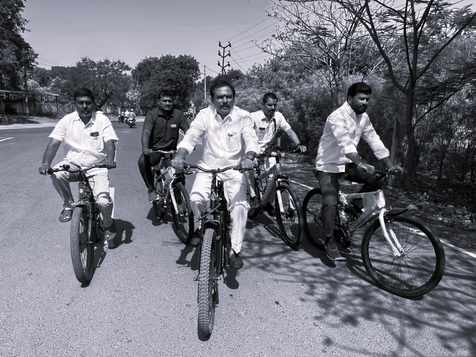 ఆదిలాబాద్లో సైకిల్పై పర్యటించిన ఎమ్మెల్యే పాయల్ శంకర్