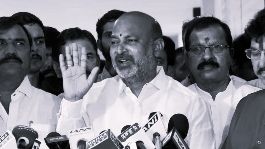 విచారణకు సహకరించేందుకు నా కుమారుడిని పోలీసులకు అప్పగించా: కేంద్ర మంత్రి బండి సంజయ్