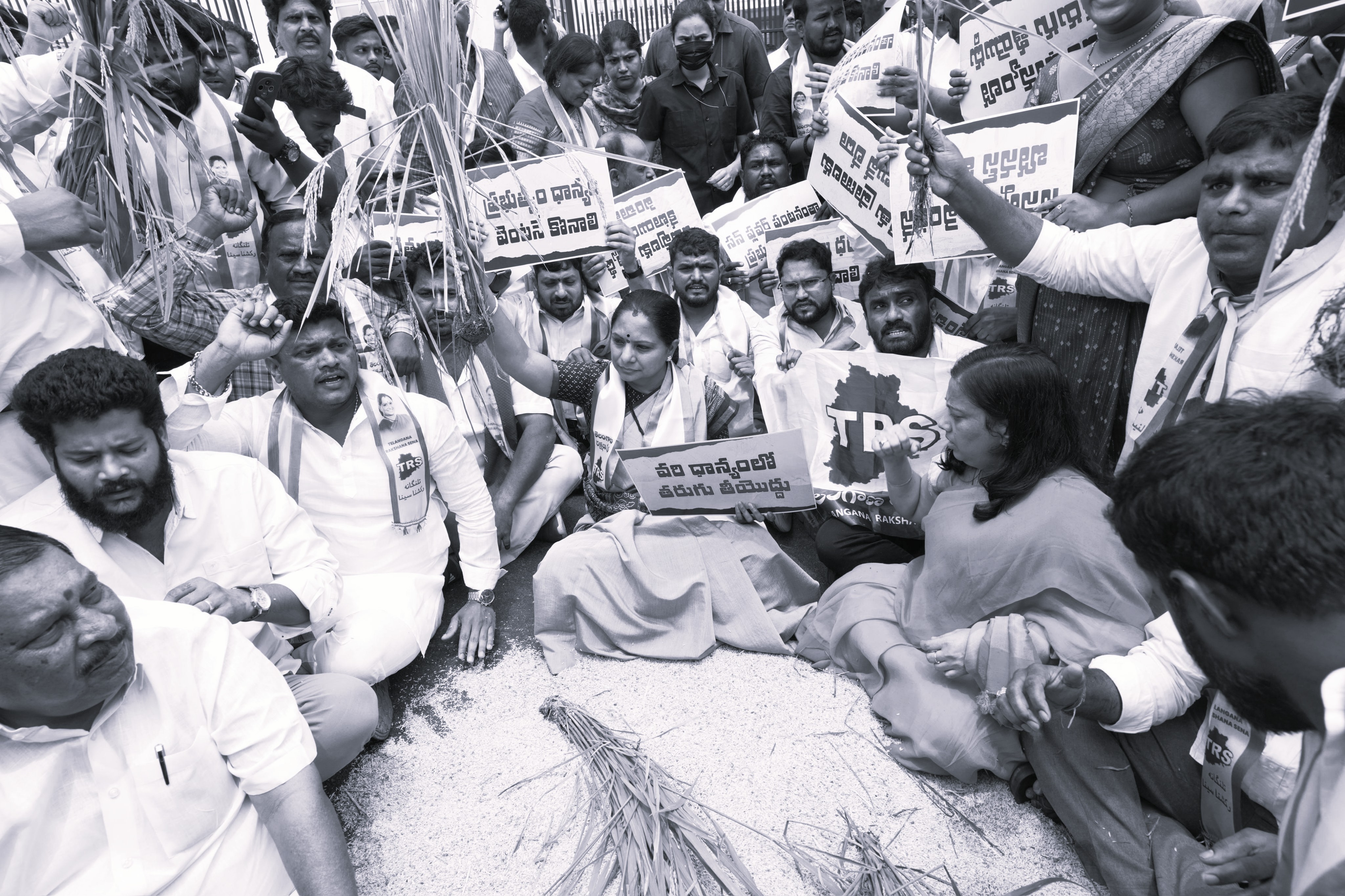 సచివాలయం వద్ద టీఆర్ఎస్ ధర్నా.. కవిత అరెస్ట్