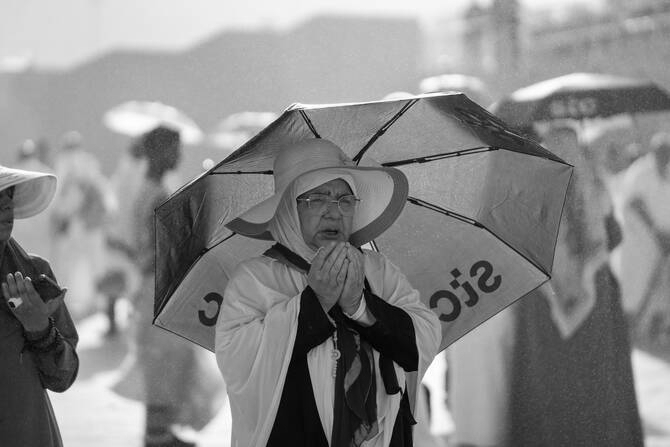 Faith Over Fear: Hajj 2026 Unites 1.5 Million in Mecca Despite Deadly Heatwaves & Iran War