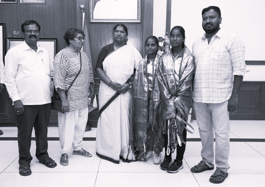 యువ సెయిలర్ రమేజా భానును అభినందించిన మంత్రి సీతక్క