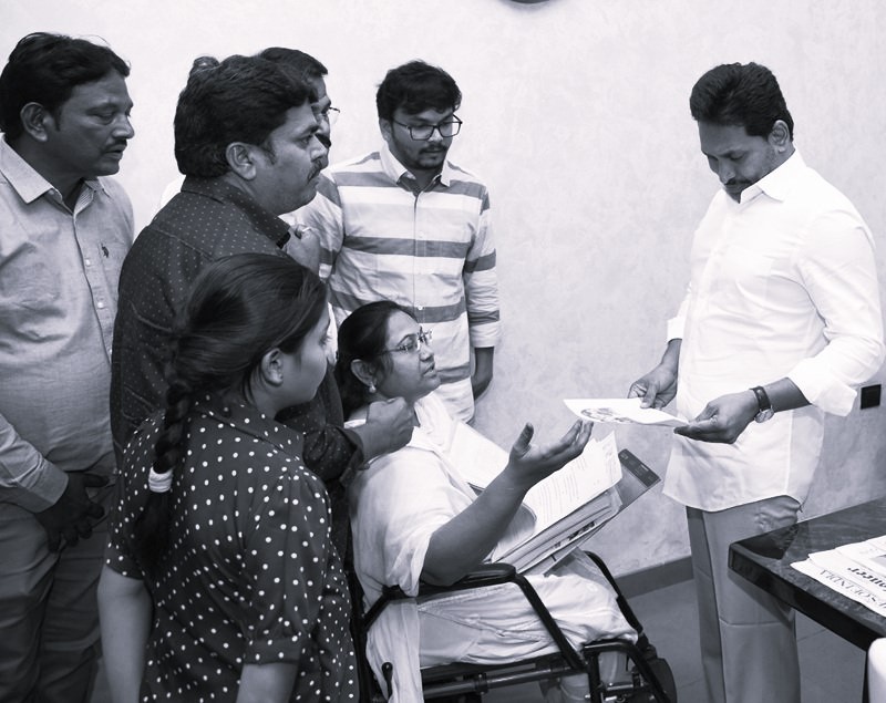 తొమ్మిదేళ్లైనా న్యాయం దక్కలేదు.. జగన్ను ఆశ్రయించిన సుగాలి ప్రీతి కుటుంబం