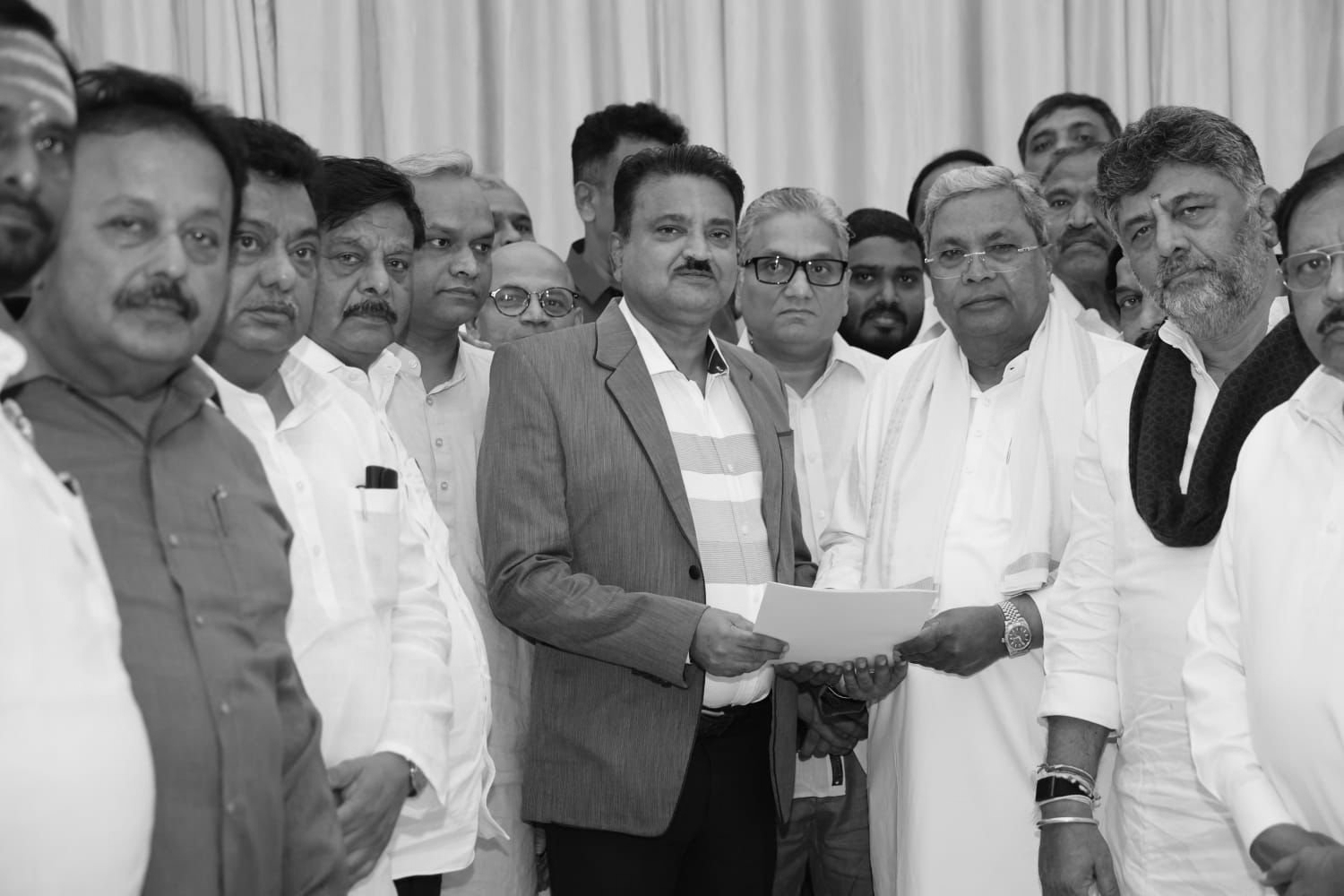 Promised Rotation, Reluctant Exit: K’taka Congress Power Shift, Siddaramaiah Resigns, Shivakumar Aligns