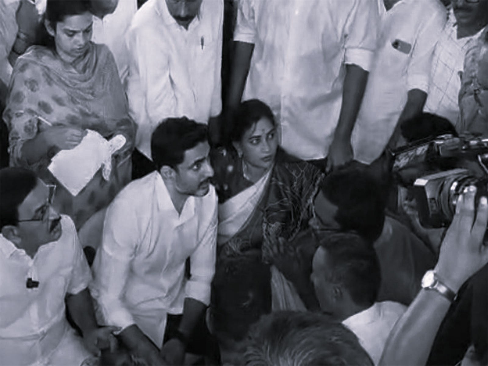 విశాఖ స్టీల్ప్లాంట్ ప్రమాద బాధిత కుటుంబాలకు మంత్రి లోకేష్ పరామర్శ