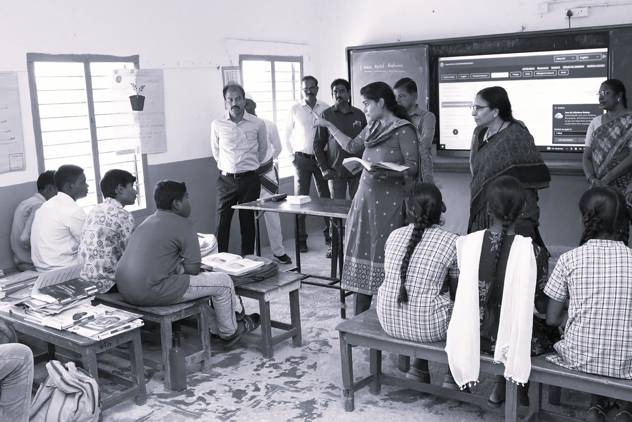ఉపాధ్యాయులుగా మారిన కలెక్టర్లు.. విద్యార్థుల్లో స్ఫూర్తి