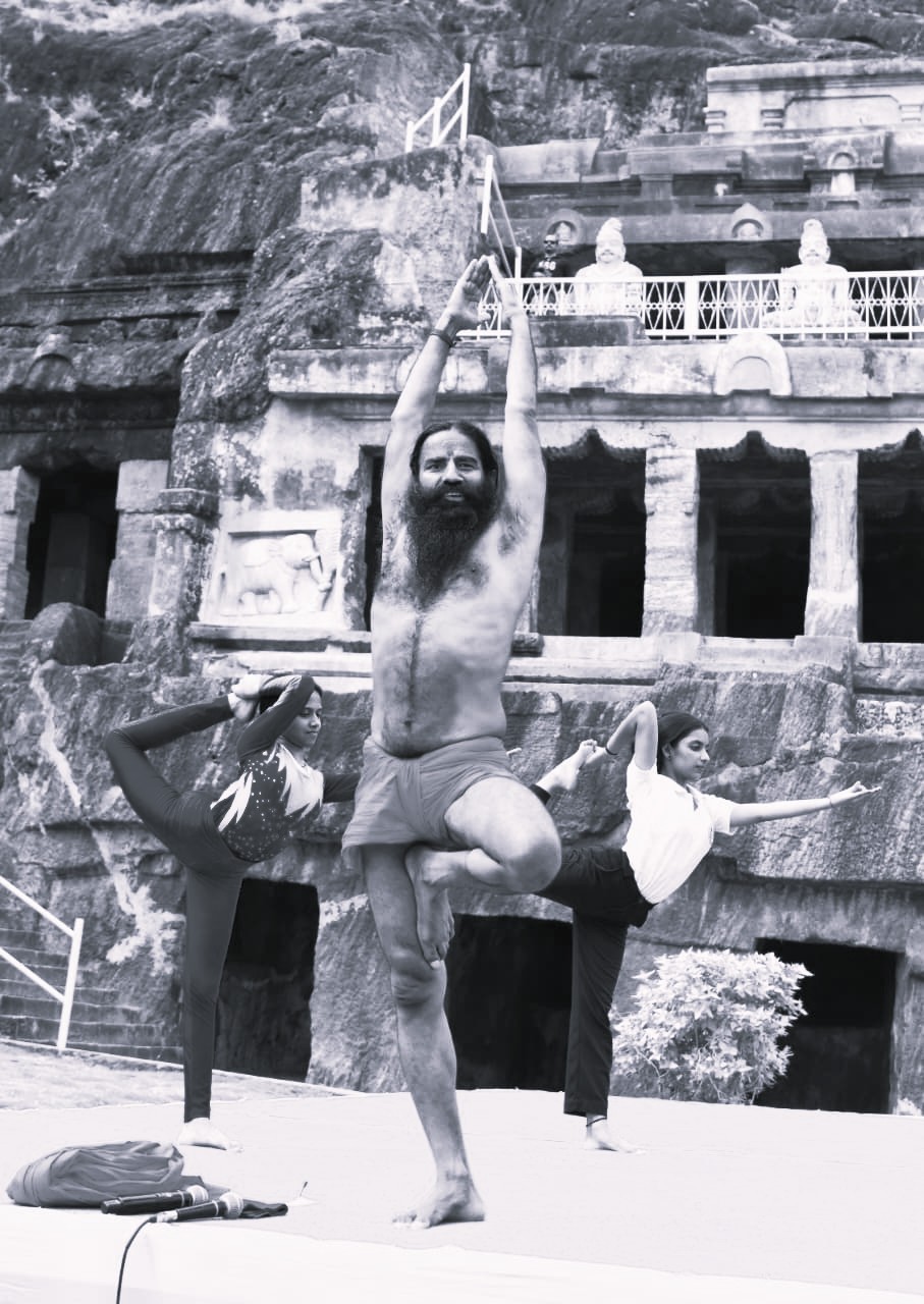 ఉండవల్లి గుహల్లో సీఎం చంద్రబాబు, బాబా రామ్దేవ్ యోగా కార్యక్రమం