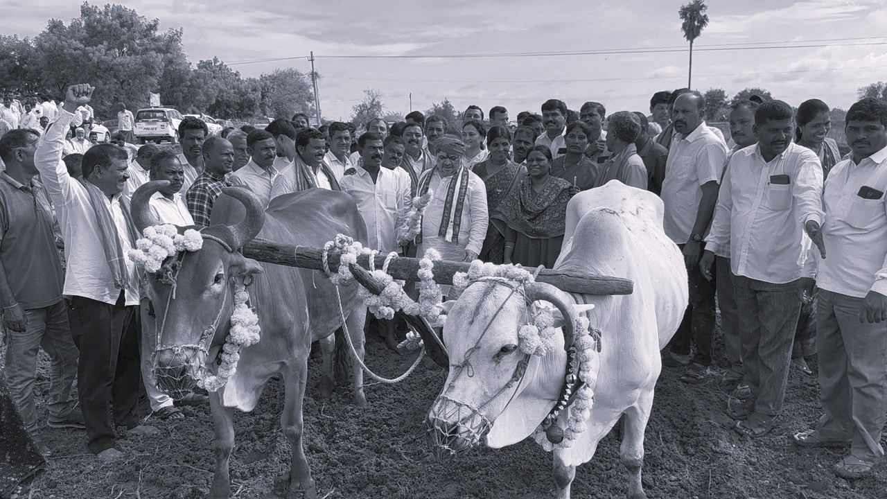 ఏరువాక పౌర్ణమి.. రైతులతో కలిసి నాగలి పట్టిన మంత్రి పొన్నం ప్రభాకర్