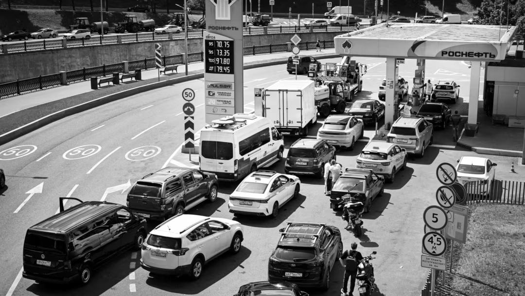 13-Hour Petrol Queues, Gas Station Fights, Fuel Rationing: Russia Faces Fuel Crisis