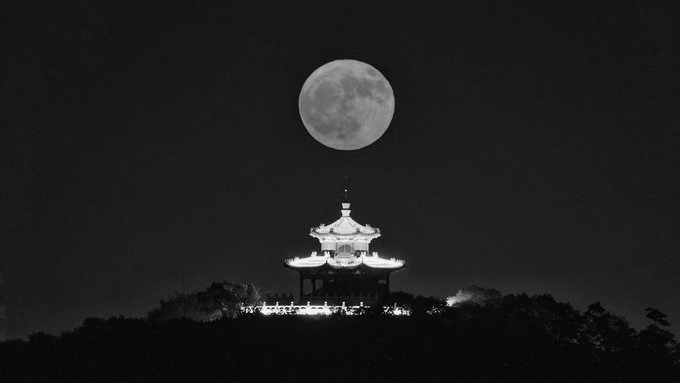 Strawberry Moon Dazzles Skies Worldwide, Lighting Up Famous Landmarks From New York To Delhi