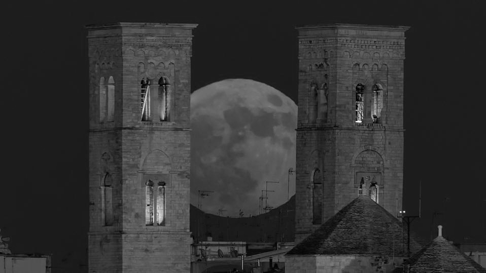 Strawberry Moon Dazzles Skies Worldwide, Lighting Up Famous Landmarks From New York To Delhi