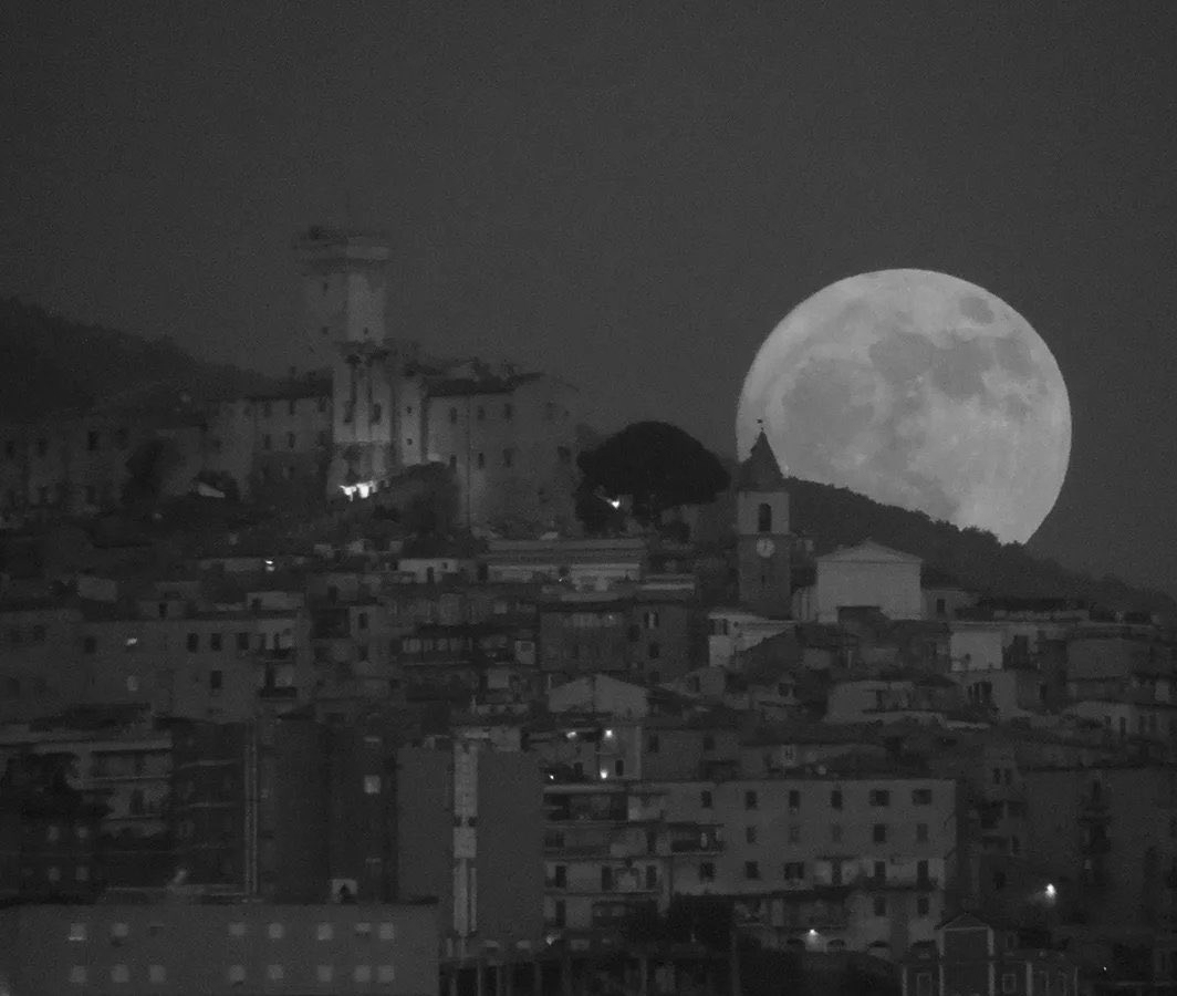Strawberry Moon Dazzles Skies Worldwide, Lighting Up Famous Landmarks From New York To Delhi