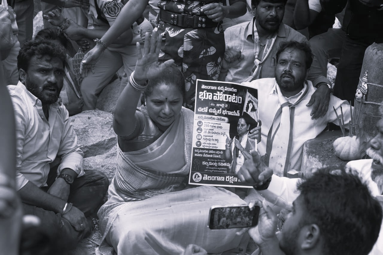 తెలంగాణ ఉద్యమకారుల భూముల కోసం కవిత పోరాటం.. అడ్డుకున్న పోలీసులు