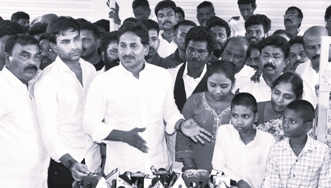 పోలీసుల వేధింపులతో దళిత యువకుడి ఆత్మహత్య.. రాష్ట్రంలో శాంతిభద్రతలు పూర్తిగా కుప్పకూలాయి: జగన్