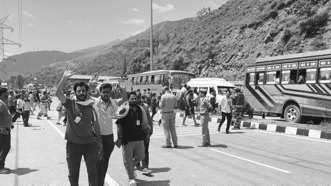 Second Batch of 3,865 Amarnath Pilgrims Departs Jammu, Total Crosses 8,600