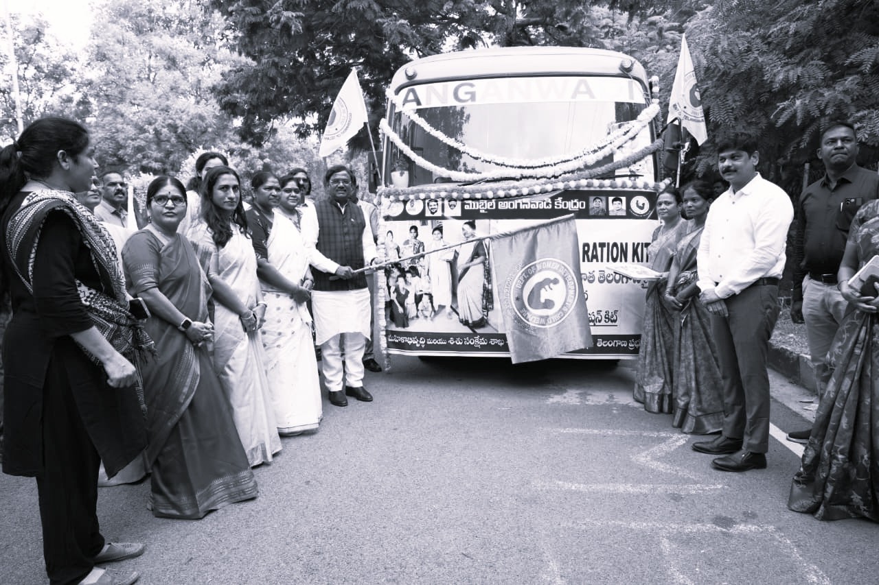 వలస కార్మికుల పిల్లలకు మొబైల్ అంగన్వాడీ కేంద్రం: మంత్రి సీతక్క